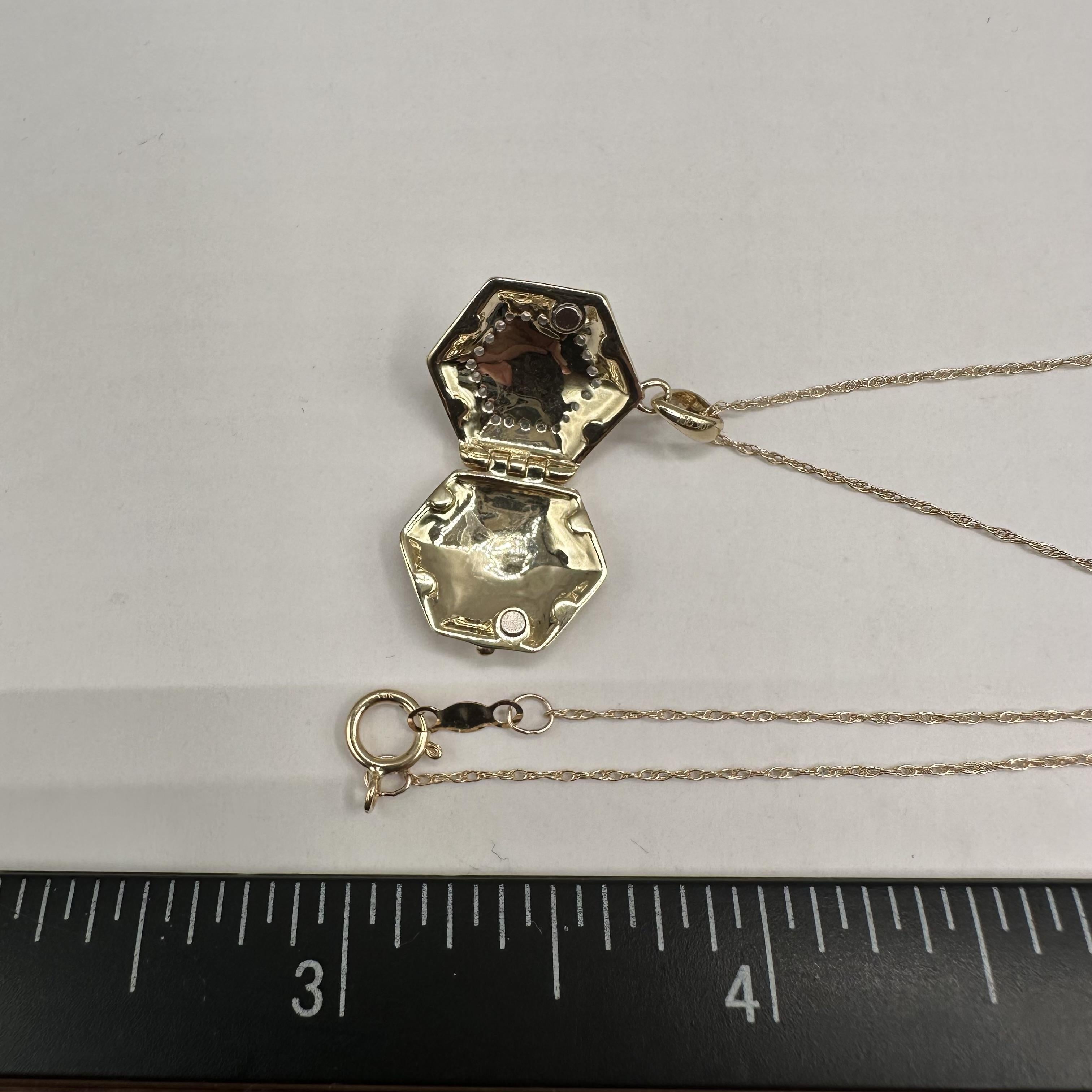Diamant Medaillon in 10kt Gelbgold - 0,10ctw GH SI2-I1 Diamanten, mattes Finish im Zustand „Neu“ in West Hempstead, NY