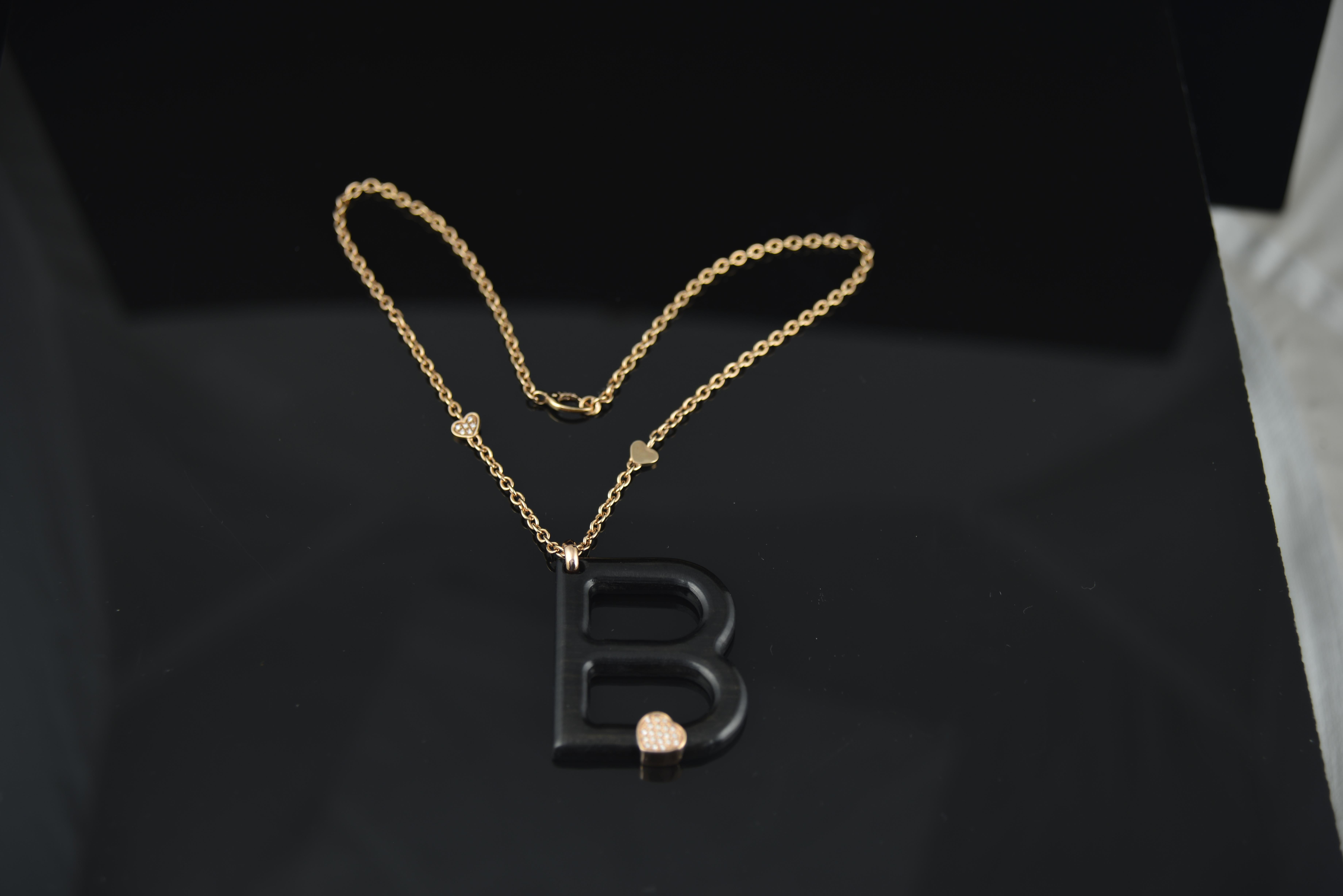 Collier pendentif B en or rose 18 carats avec diamants et acajou Pour femmes en vente