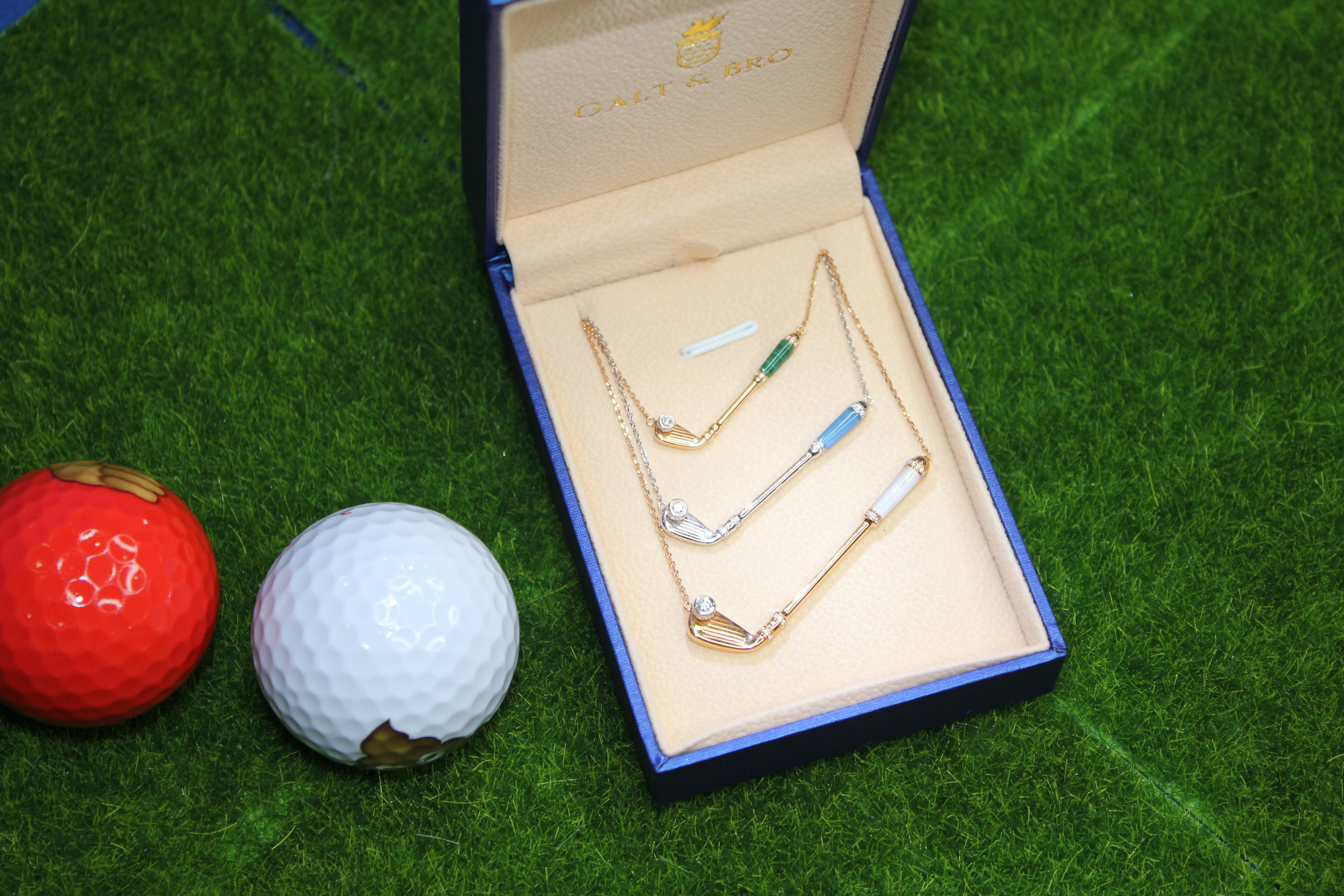 Modern Diamond Malachite Golf Club Birdie Charm 18 Karat Yellow Gold Necklace Pendant For Sale