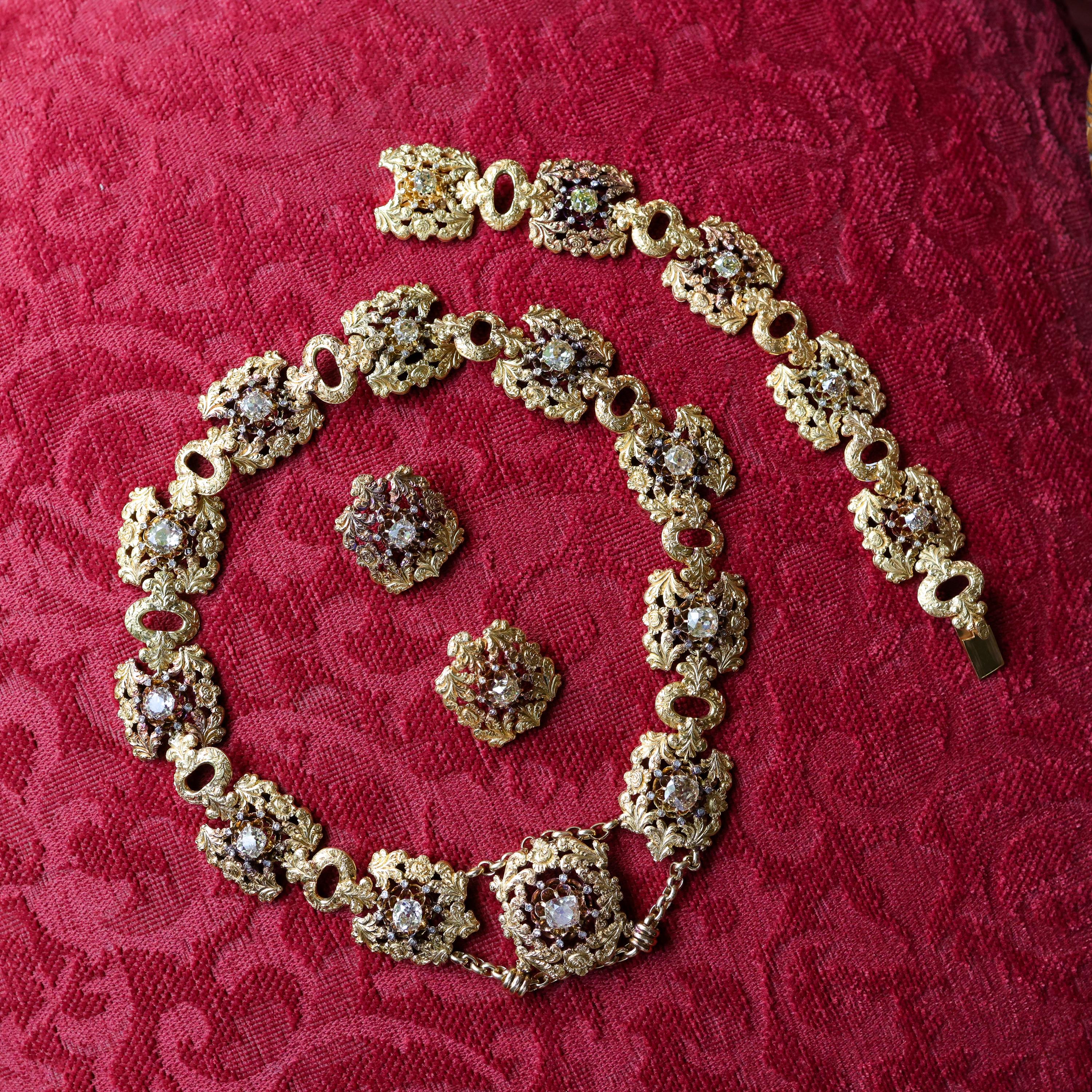 Esta parure de Mario Buccellati de principios de 1920-1930 es una obra maestra. Cada detalle grabado a mano, tallado, inscrito o creado de cualquier otro modo muestra al entonces joven y ambicioso orfebre. Un orfebre que llegaría a ser reconocido