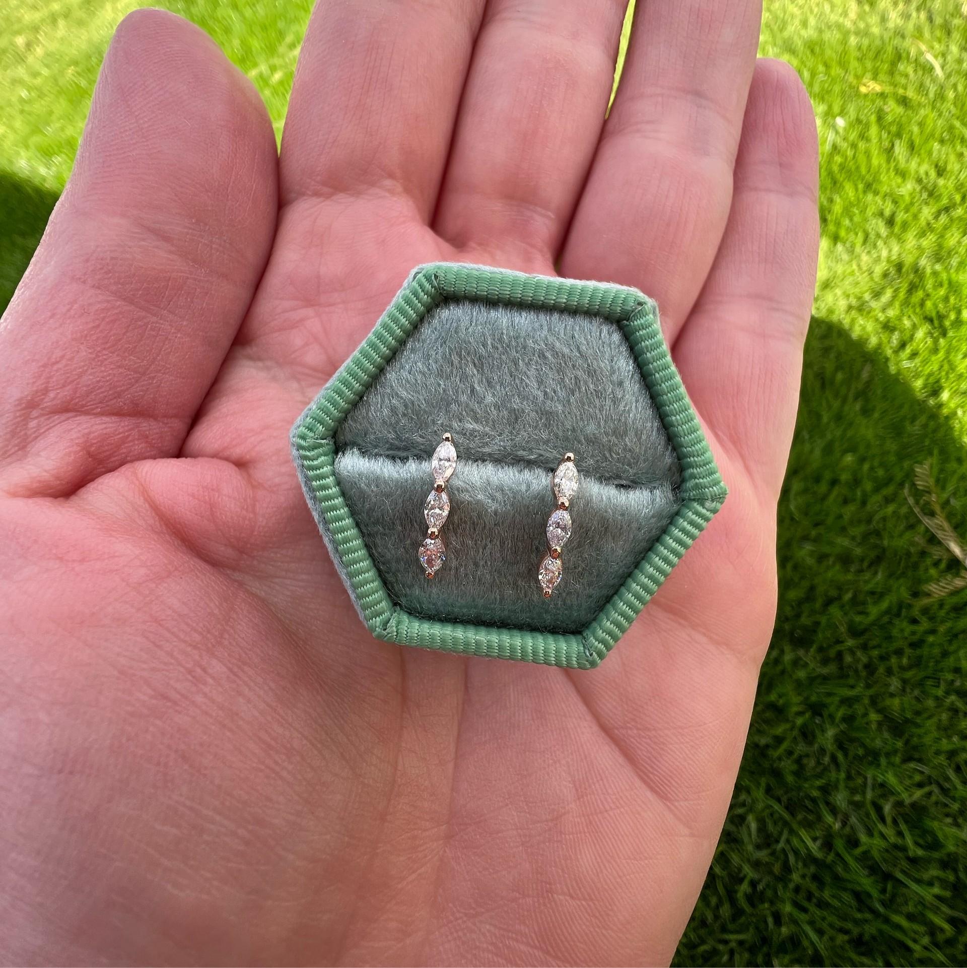 Eleganza con i nostri splendidi orecchini con diamante a forma di marquise, realizzati in oro rosa 14k. Ogni orecchino sfoggia diamanti taglio marquise brillanti per un totale di .36 carati, rinomati per la loro forma unica e accattivante e per