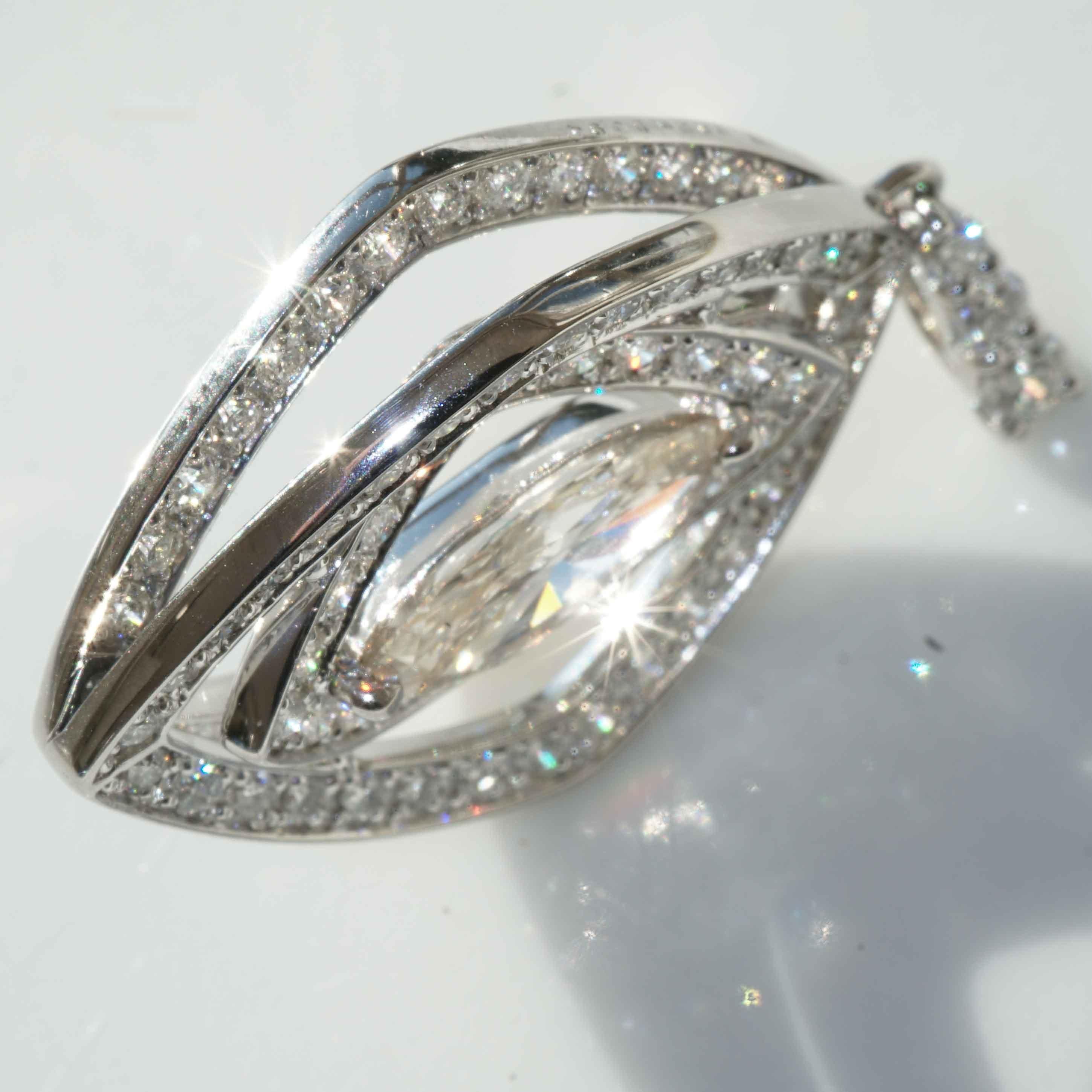 Ciondolo in platino con diamante marquise tridimensionale realizzato a mano da un maestro per un totale di 1,86 carati in vendita 4