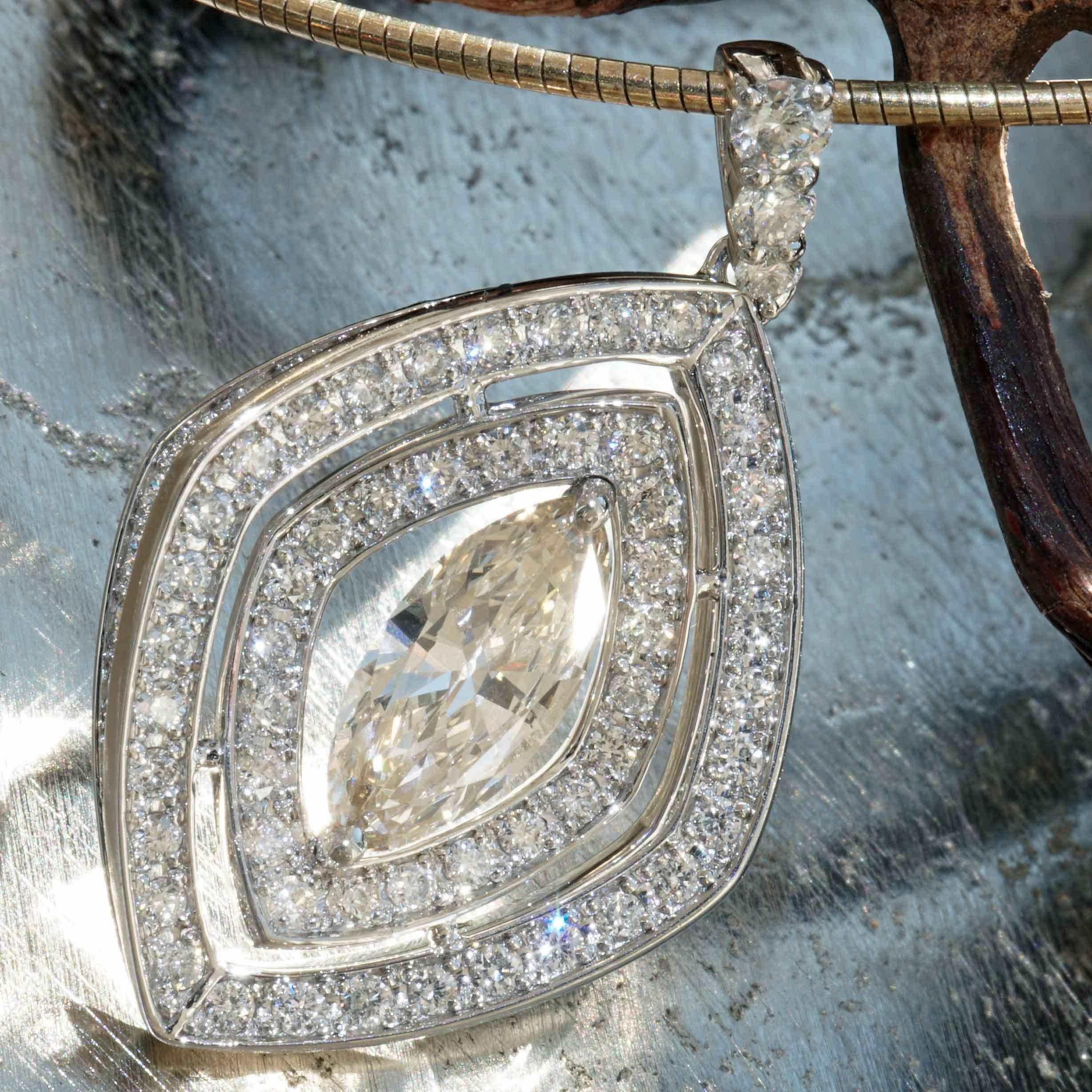 Ciondolo con un efficace bordo HALO per questo raffinato diamante Navette di circa 0,92 ct, marrone chiaro con sfumature gialle (VLYB) / VS (inclusioni molto piccole), traslucido incastonato con due granchi, bordi dell'incastonatura e ansa del