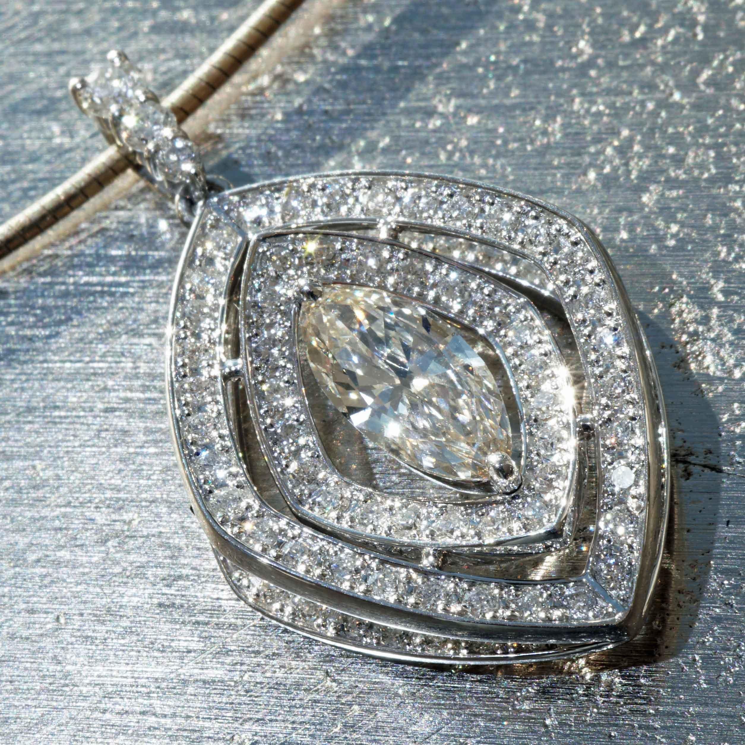 Moderno Ciondolo in platino con diamante marquise tridimensionale realizzato a mano da un maestro per un totale di 1,86 carati in vendita