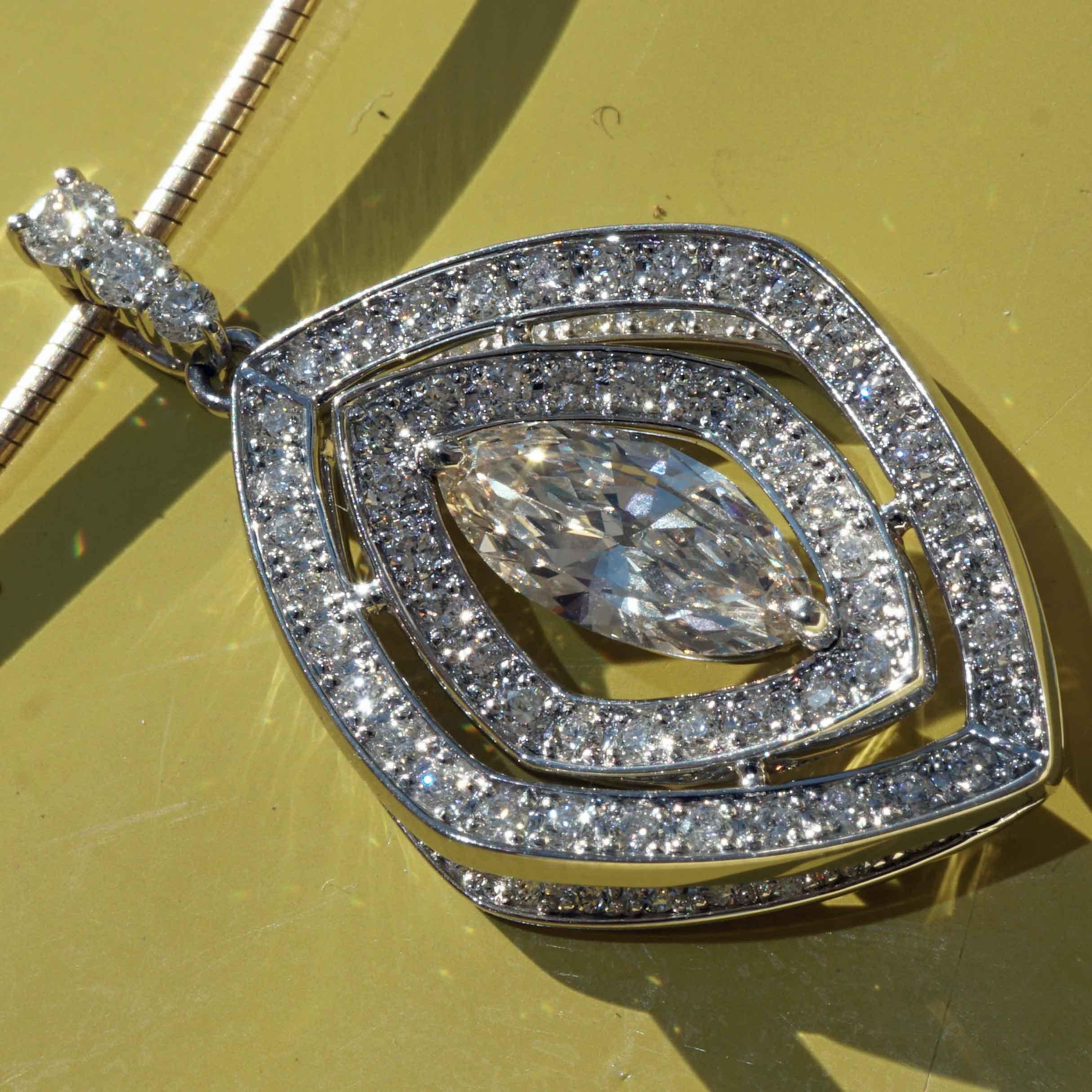 Taglio marquise Ciondolo in platino con diamante marquise tridimensionale realizzato a mano da un maestro per un totale di 1,86 carati in vendita