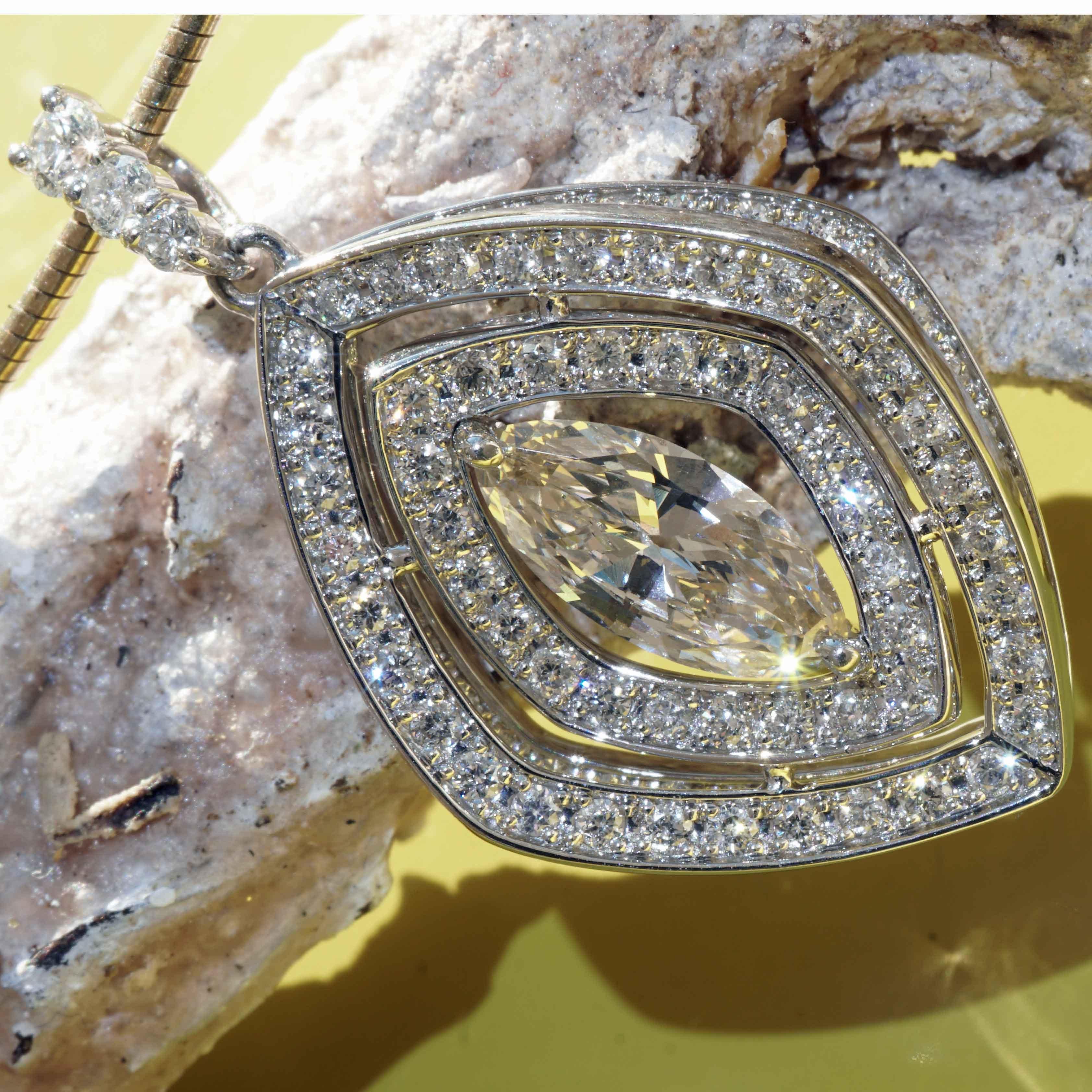 Ciondolo in platino con diamante marquise tridimensionale realizzato a mano da un maestro per un totale di 1,86 carati In condizioni Nuovo in vendita a Viena, Viena