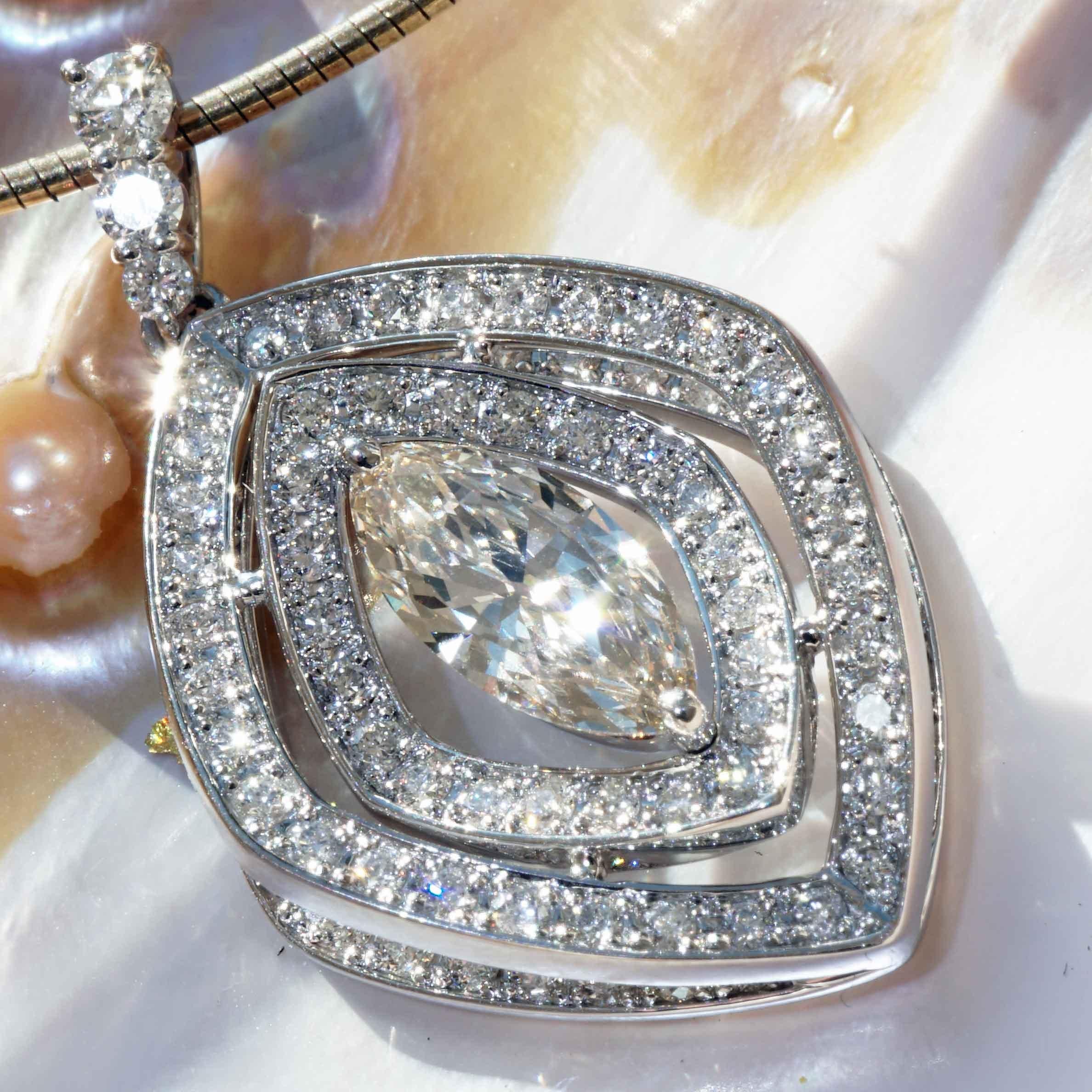 da uomo o donna Ciondolo in platino con diamante marquise tridimensionale realizzato a mano da un maestro per un totale di 1,86 carati in vendita