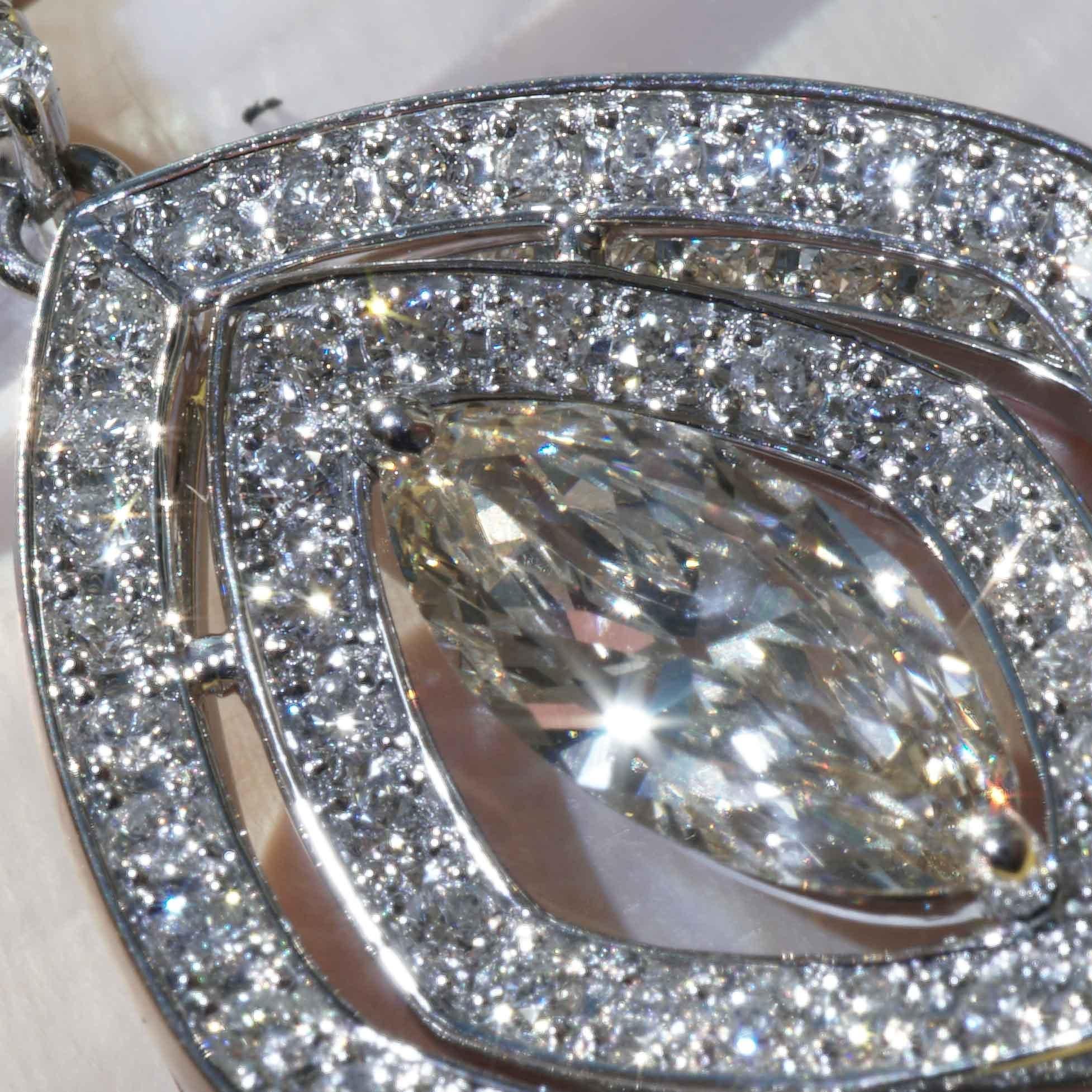 Ciondolo in platino con diamante marquise tridimensionale realizzato a mano da un maestro per un totale di 1,86 carati in vendita 1