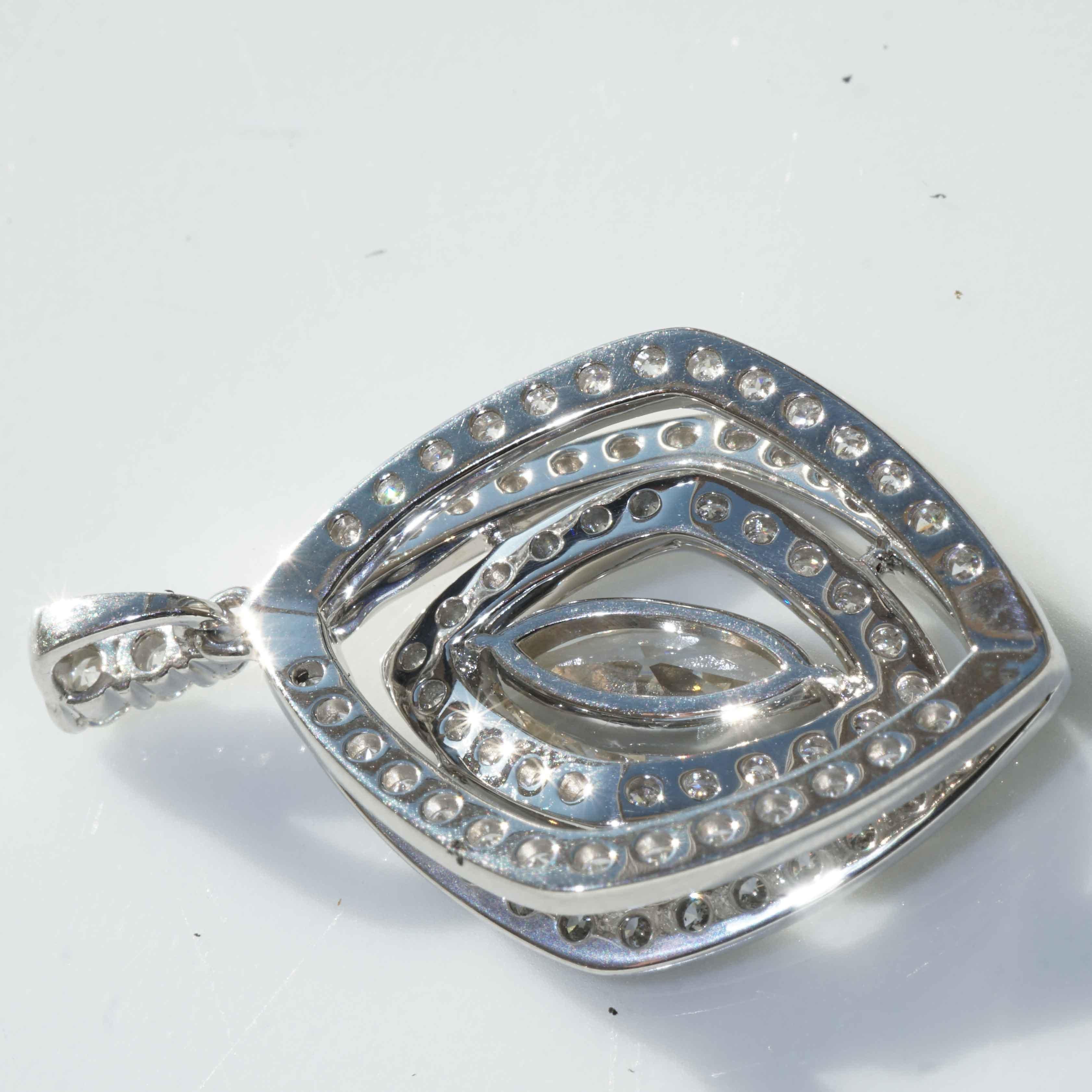 Ciondolo in platino con diamante marquise tridimensionale realizzato a mano da un maestro per un totale di 1,86 carati in vendita 2