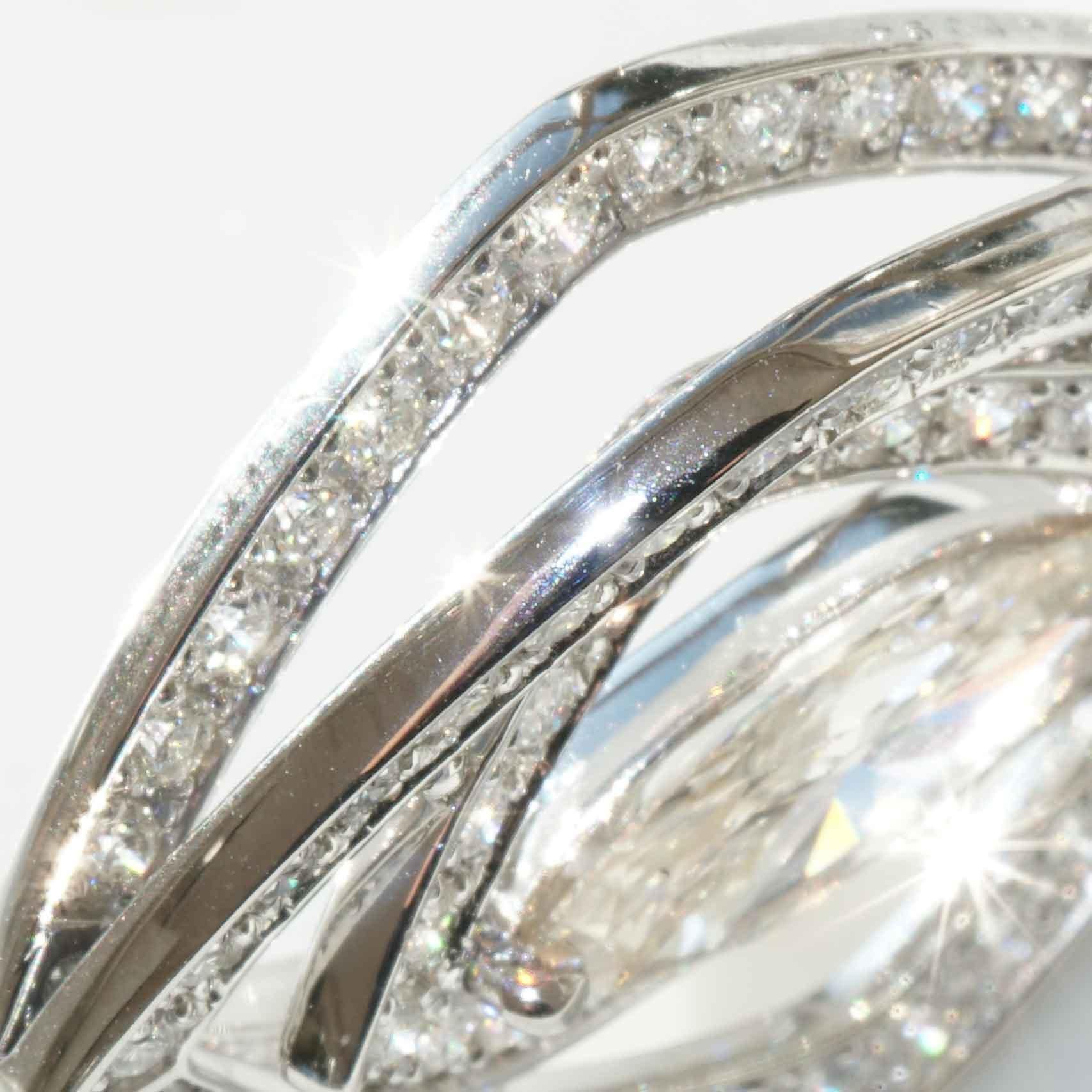Ciondolo in platino con diamante marquise tridimensionale realizzato a mano da un maestro per un totale di 1,86 carati in vendita 3