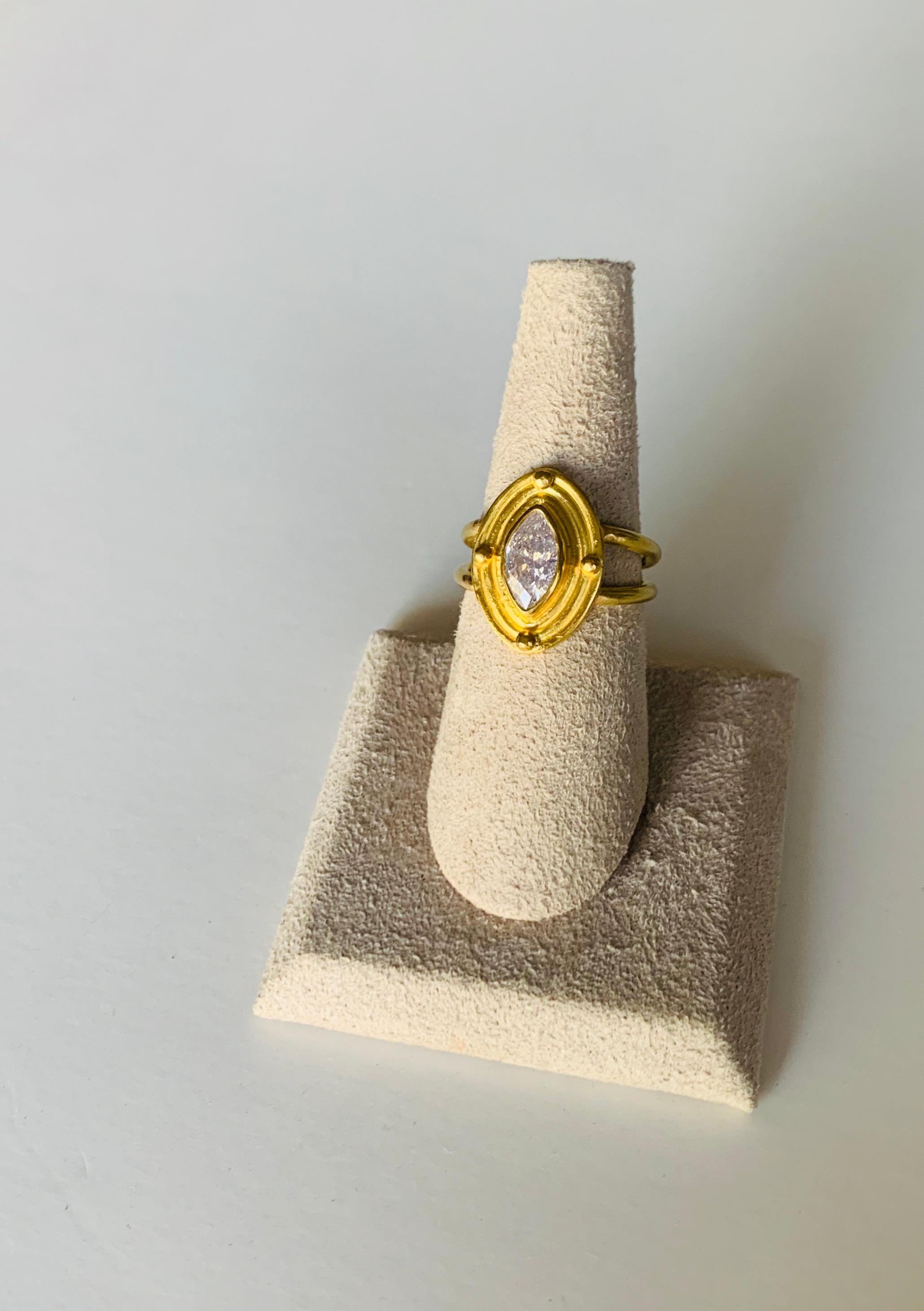 Diamant-Marquise-Ring aus 22 Karat Gold mit Diamant (Künstler*in) im Angebot