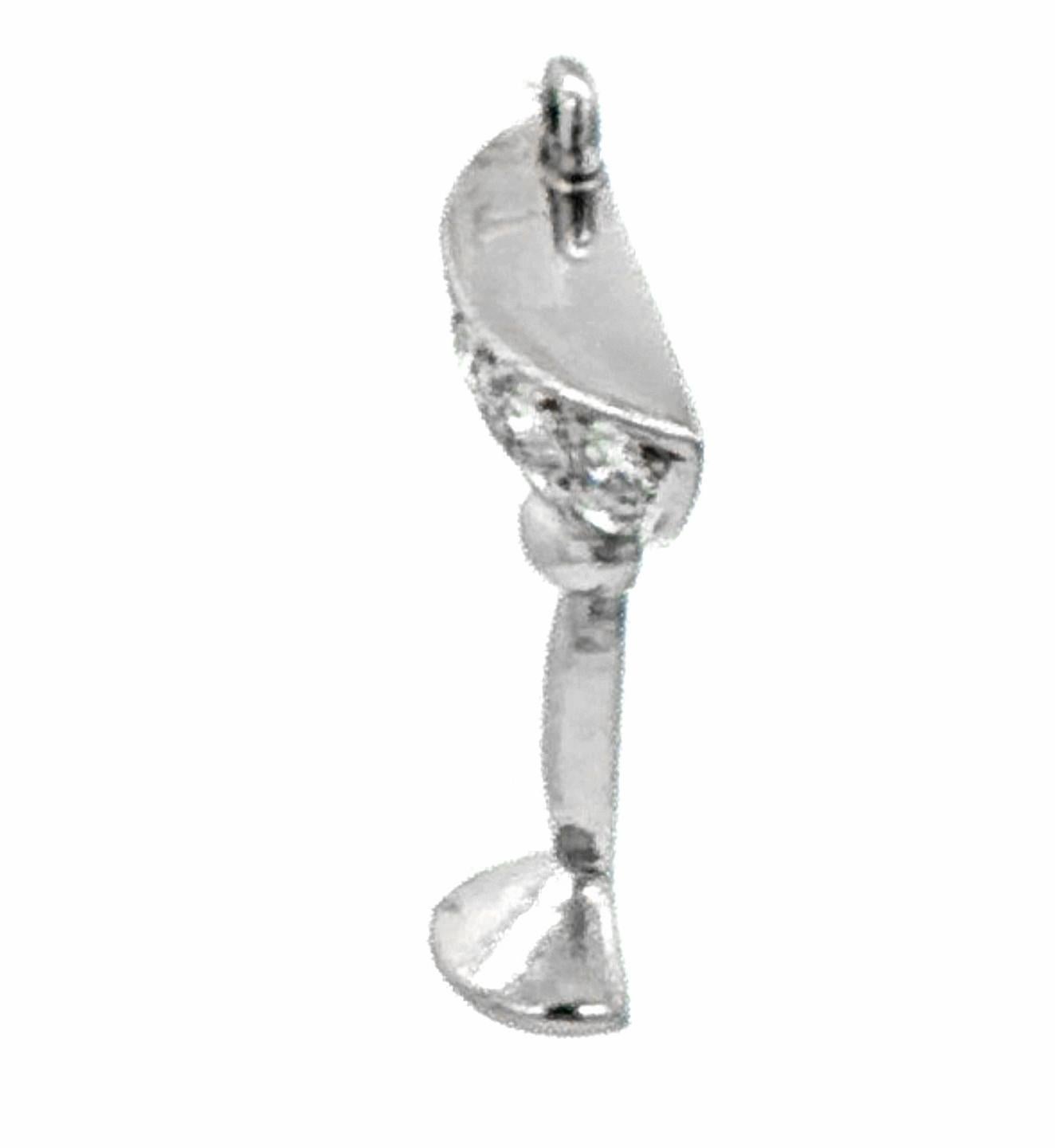 Levez votre verre à l'élégance avec cette breloque Cocktail Martini Glass en platine et diamants. Avec ses 11 diamants étincelants d'une valeur totale de 0,21 ct, cette charmante pièce est un ajout ludique et luxueux à toute collection de bijoux.