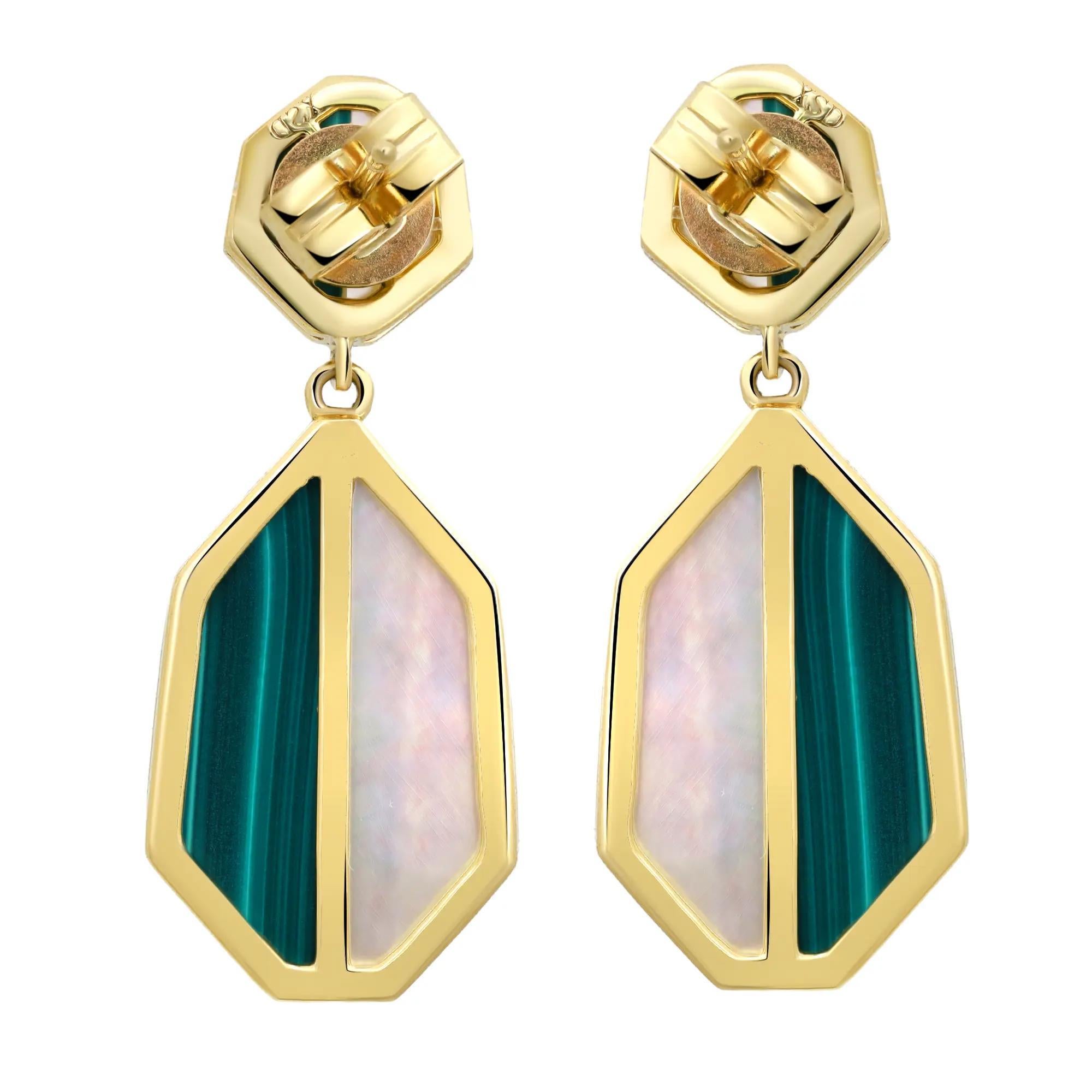 Eleganti e raffinati, questi orecchini a goccia sono realizzati in oro giallo 14K. Presenta scintillanti diamanti rotondi taglio brillante tempestati al centro da Melachite verde e Madreperla bianca. Peso totale dei diamanti: 0,25 carati. Qualità