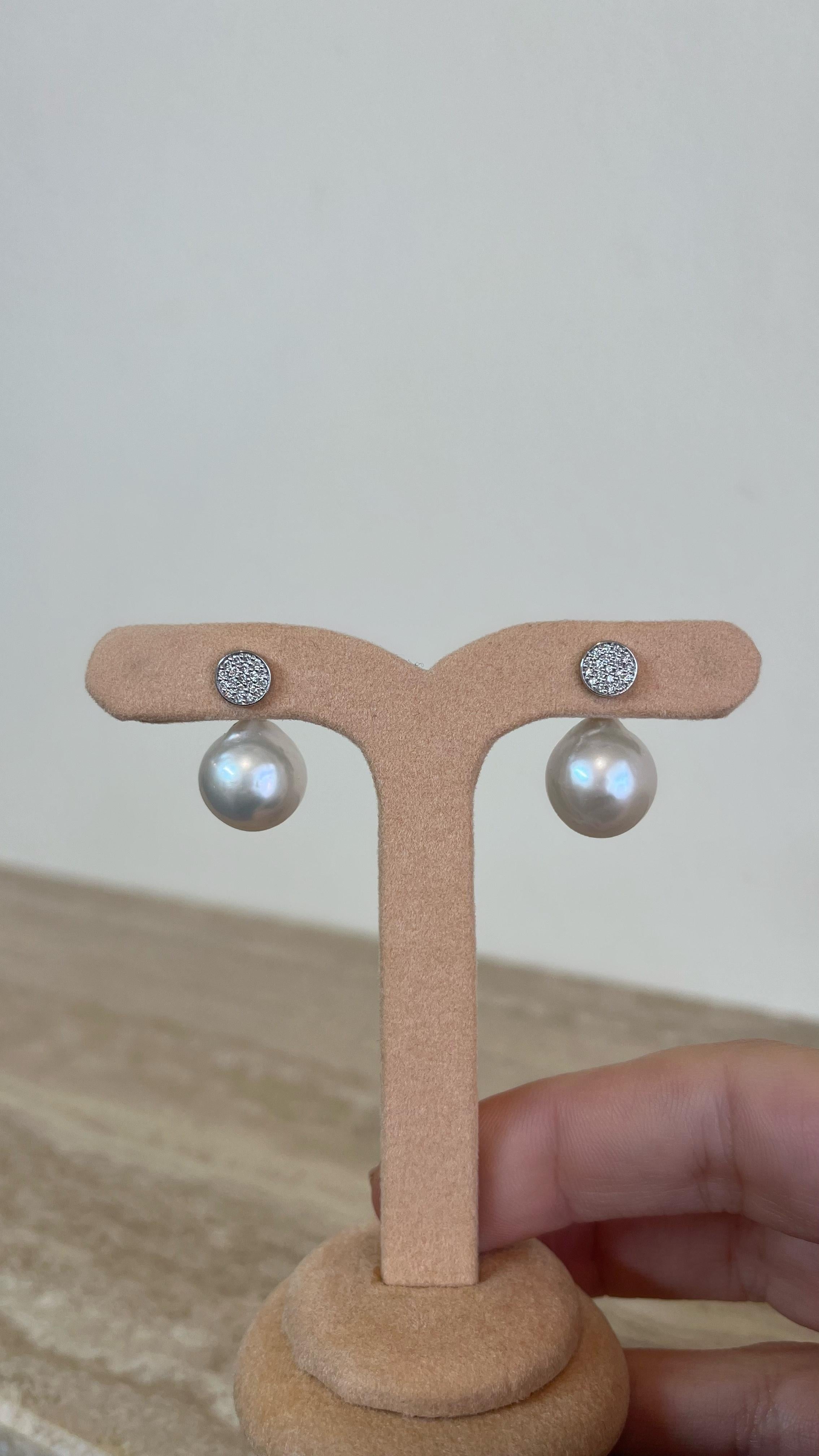 Unsere 'Diamantscheiben-Ohrringe' bestehen aus einem Paar schimmernder Diamantscheiben, gefasst in 18 Karat Weißgold. 

Die diamantenen Ohrstecker können allein als perfekter Luxus-Ohrstecker für jeden Tag getragen werden, oder mit den zusätzlichen