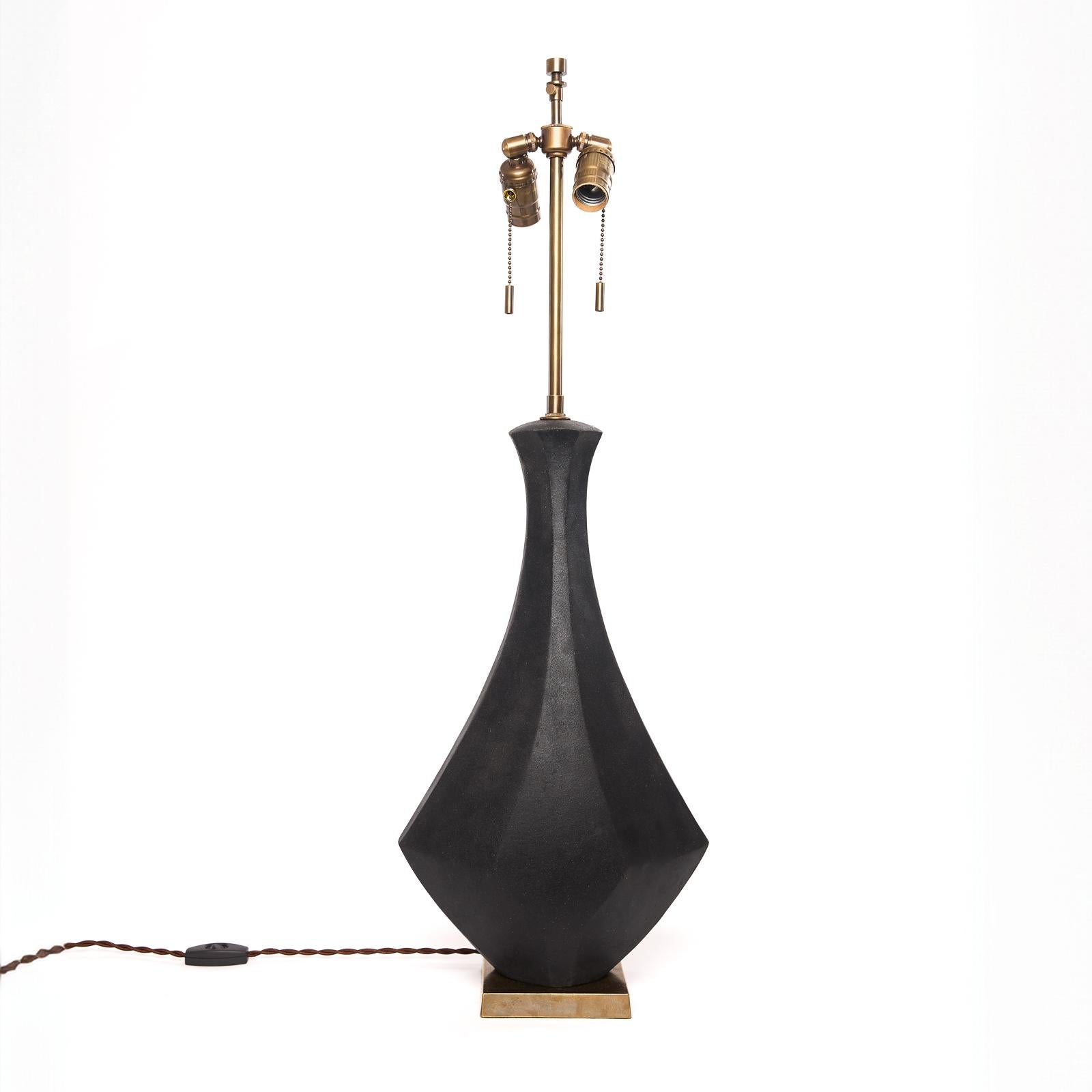 La lampe sculpture Diamond en porcelaine/grès noir est un hommage au design moderne du milieu du siècle, incarnant des lignes épurées et géométriques et un savoir-faire artisanal. 

Fabriqué à la main en grès noir à Los Angeles, sa construction
