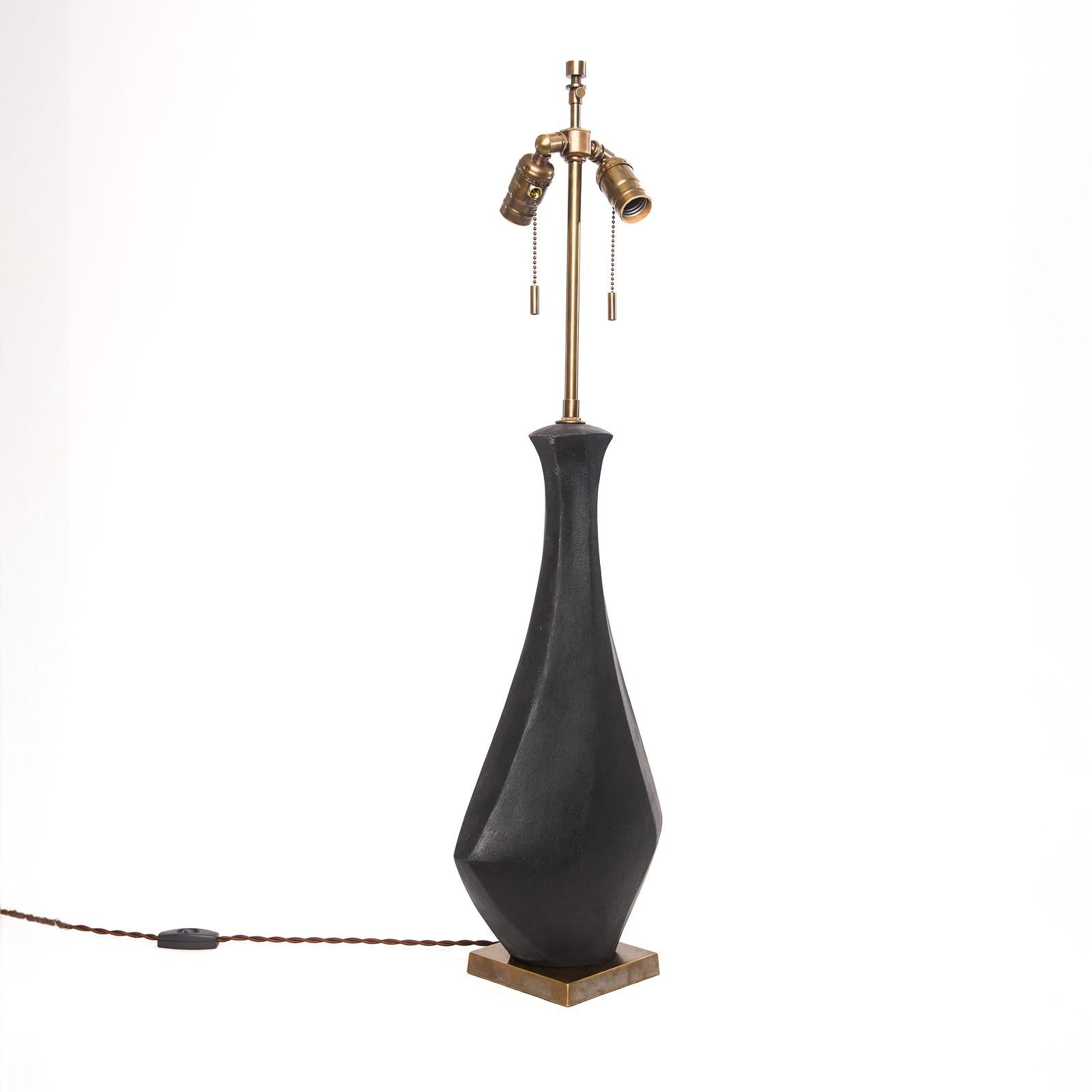 Américain Lampe-sculpture en céramique faite à la main Diamond Mid-Century Modern en noir - Tent by DH en vente