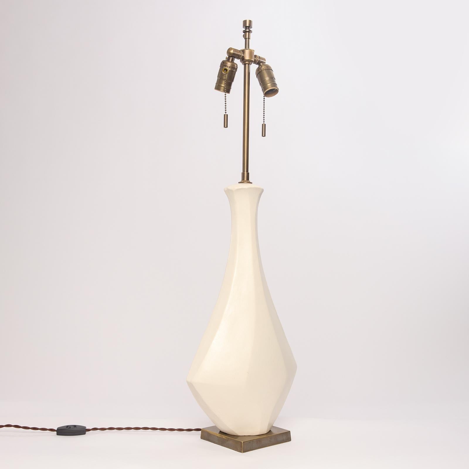 Die Diamond Sculpture Lamp aus weißem Porzellan/Steingut ist eine Hommage an das moderne Design der Mitte des Jahrhunderts, mit klaren, geometrischen Linien und handwerklichem Geschick. 

Sie wird in Los Angeles von Hand aus weißem Steingut