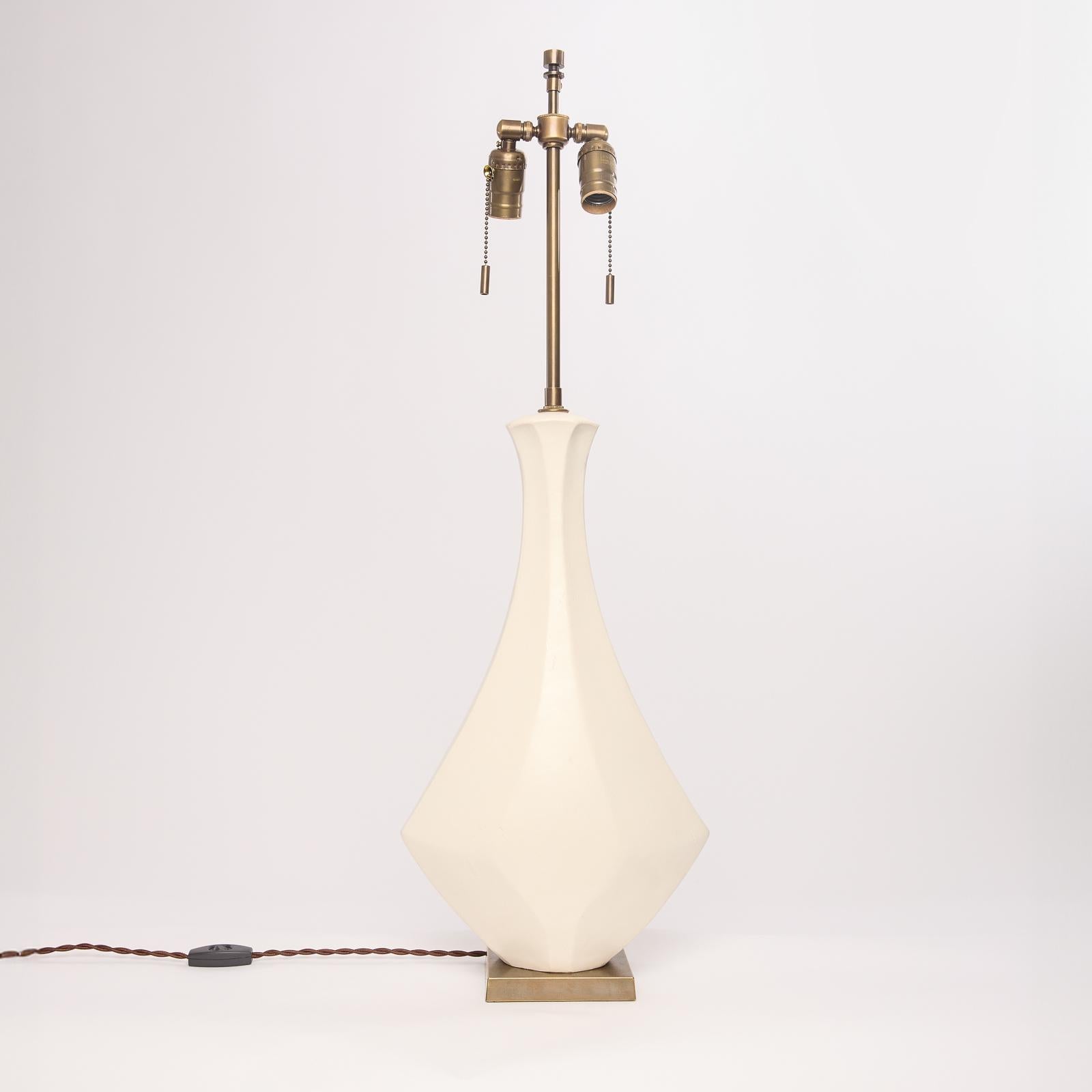 Diamond Mid-Century Mod Handgemachte Keramik-Skulptur Lampe in Weiß - Tent von DH (Moderne der Mitte des Jahrhunderts) im Angebot