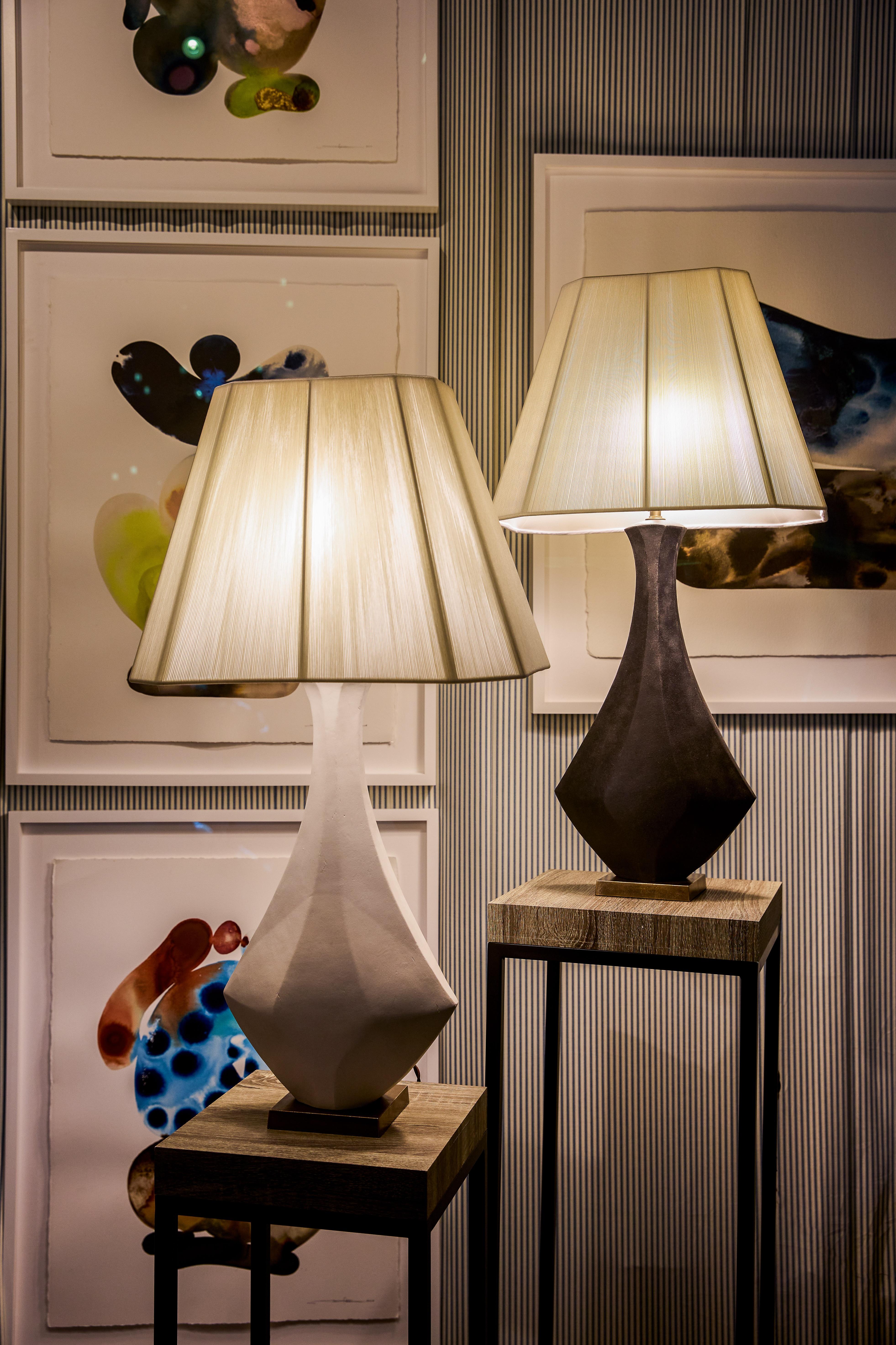 Diamond Mid-Century Mod Handgemachte Keramik-Skulptur Lampe in Weiß - Tent von DH (amerikanisch) im Angebot