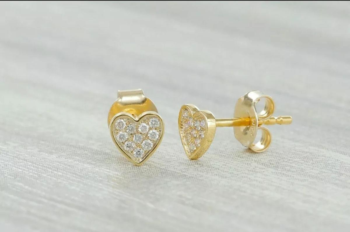 Orecchini con diamante Mini Cuore Orecchini in oro massiccio 14k Cluster Heart Pave Setting Stud in vendita 4