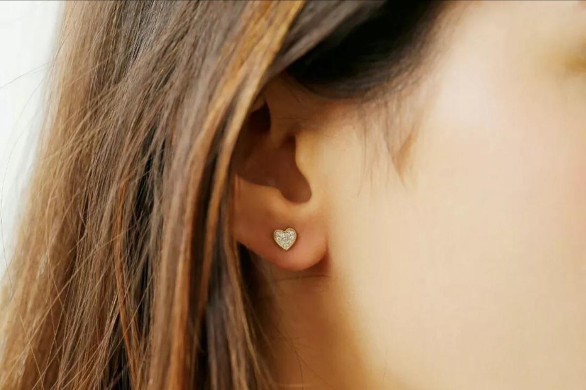 Orecchini con diamante Mini Cuore Orecchini in oro massiccio 14k Cluster Heart Pave Setting Stud in vendita 1