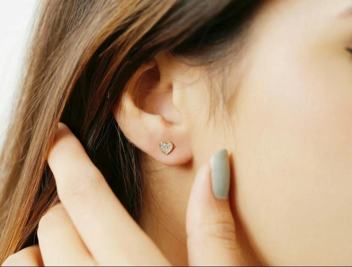 Orecchini con diamante Mini Cuore Orecchini in oro massiccio 14k Cluster Heart Pave Setting Stud in vendita 2