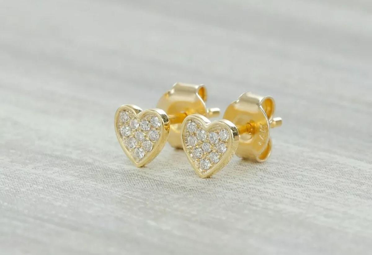 Orecchini con diamante Mini Cuore Orecchini in oro massiccio 14k Cluster Heart Pave Setting Stud in vendita 3
