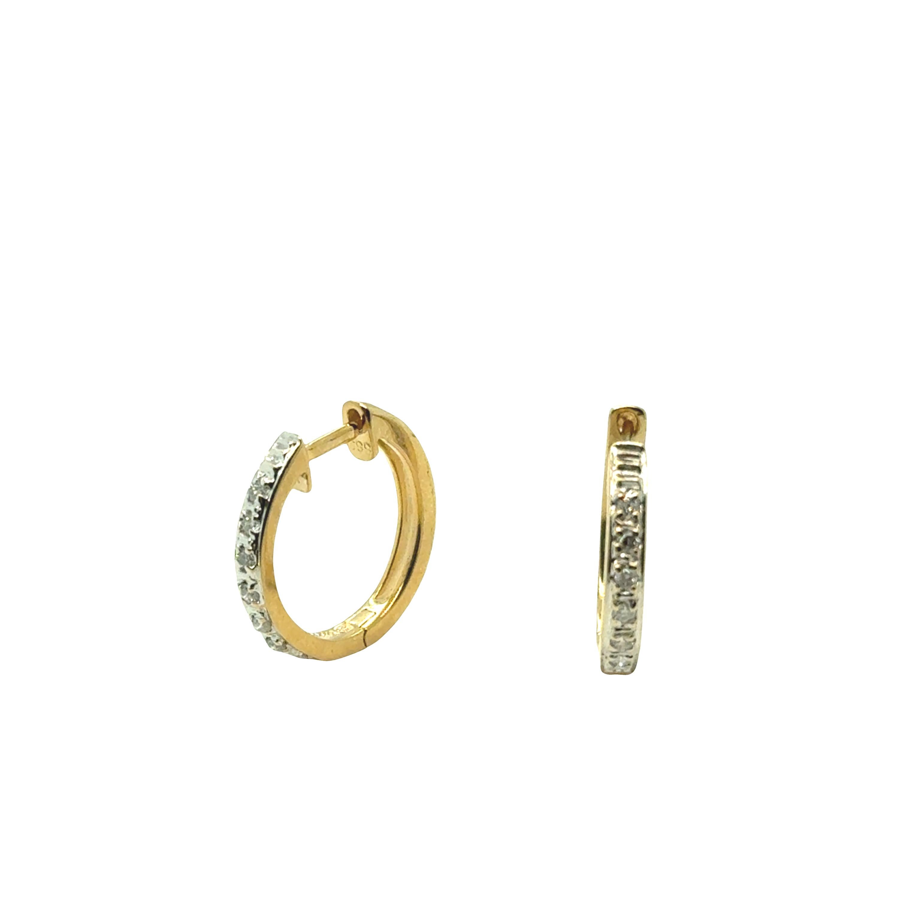 Mini créoles Huggie en or jaune 14 carats avec diamants en vente 1