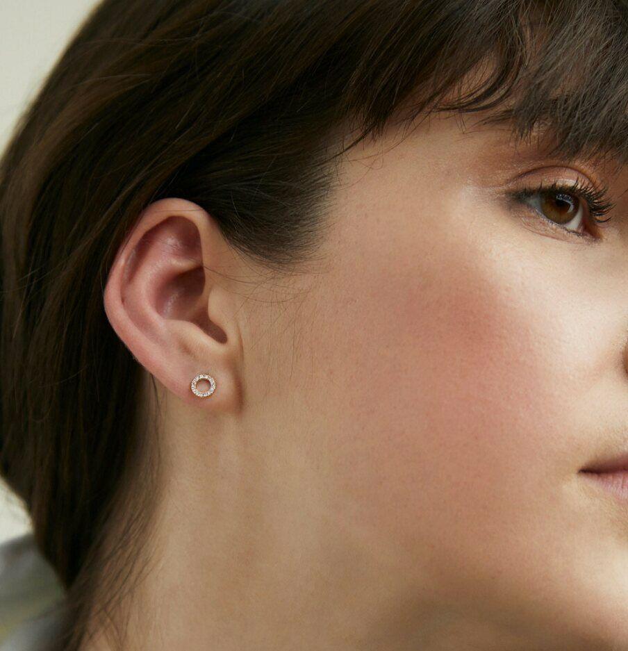 Mini boucles d'oreilles rondes diamantées en or 14k Boucles d'oreilles de tous les jours Boucles d'oreilles pour le corps en vente 5