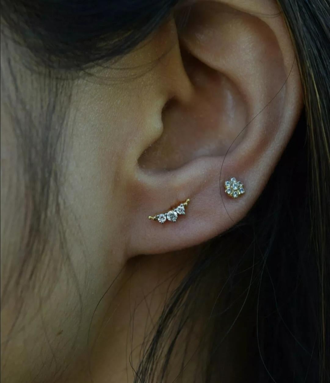 Diamant Minimalist Mond Piercing 14k Solid Gold Nase Ohr Piercing Mond Schmuck. (Rundschliff) im Angebot