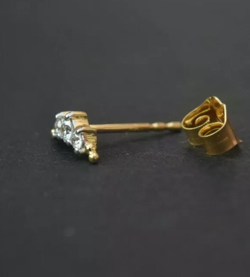 Diamant Minimalist Mond Piercing 14k Solid Gold Nase Ohr Piercing Mond Schmuck. im Zustand „Neu“ im Angebot in Chicago, IL