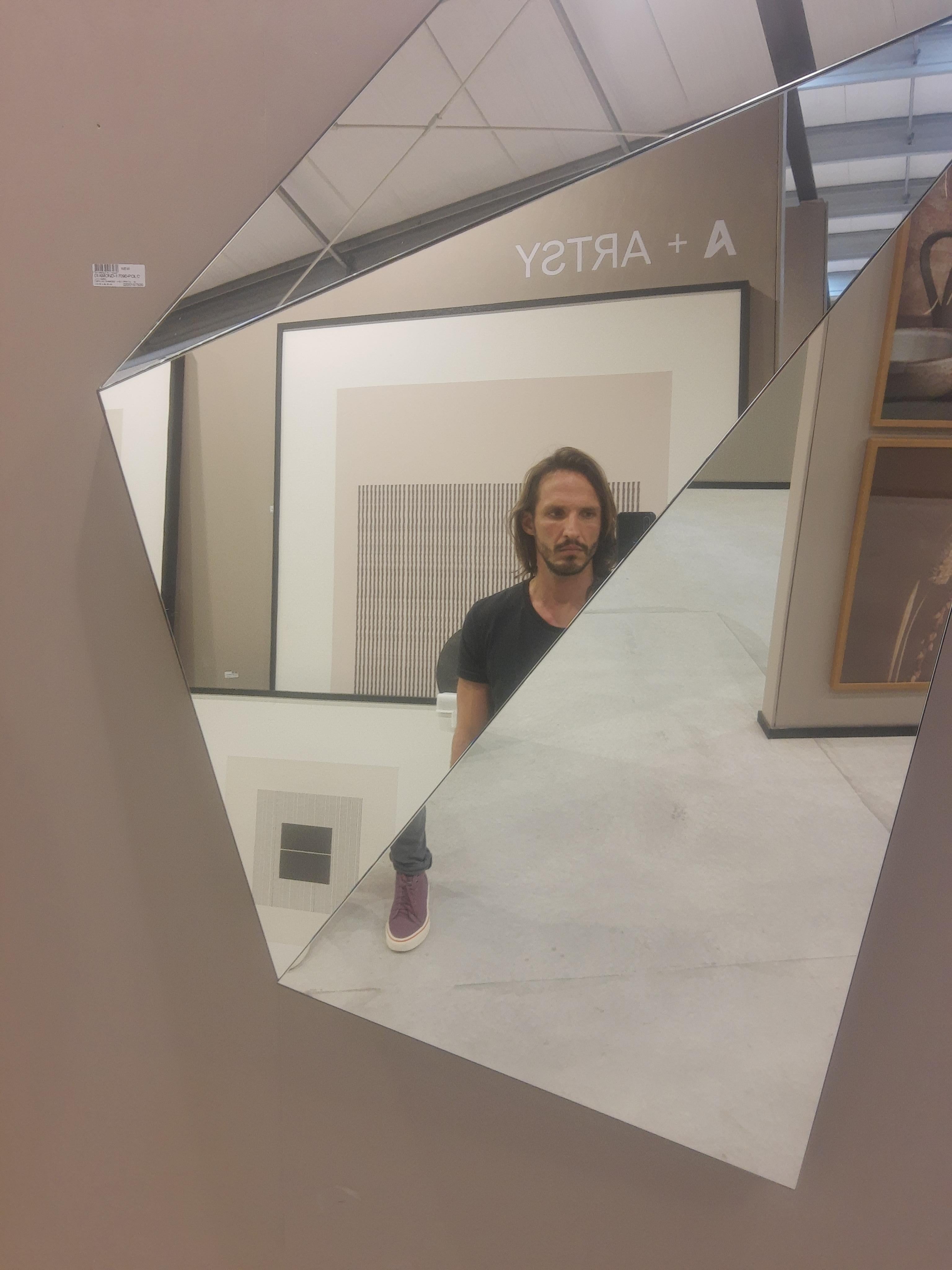 Diamond mirror with faceted reflections at different angles In New Condition For Sale In Rio De Janeiro, BR