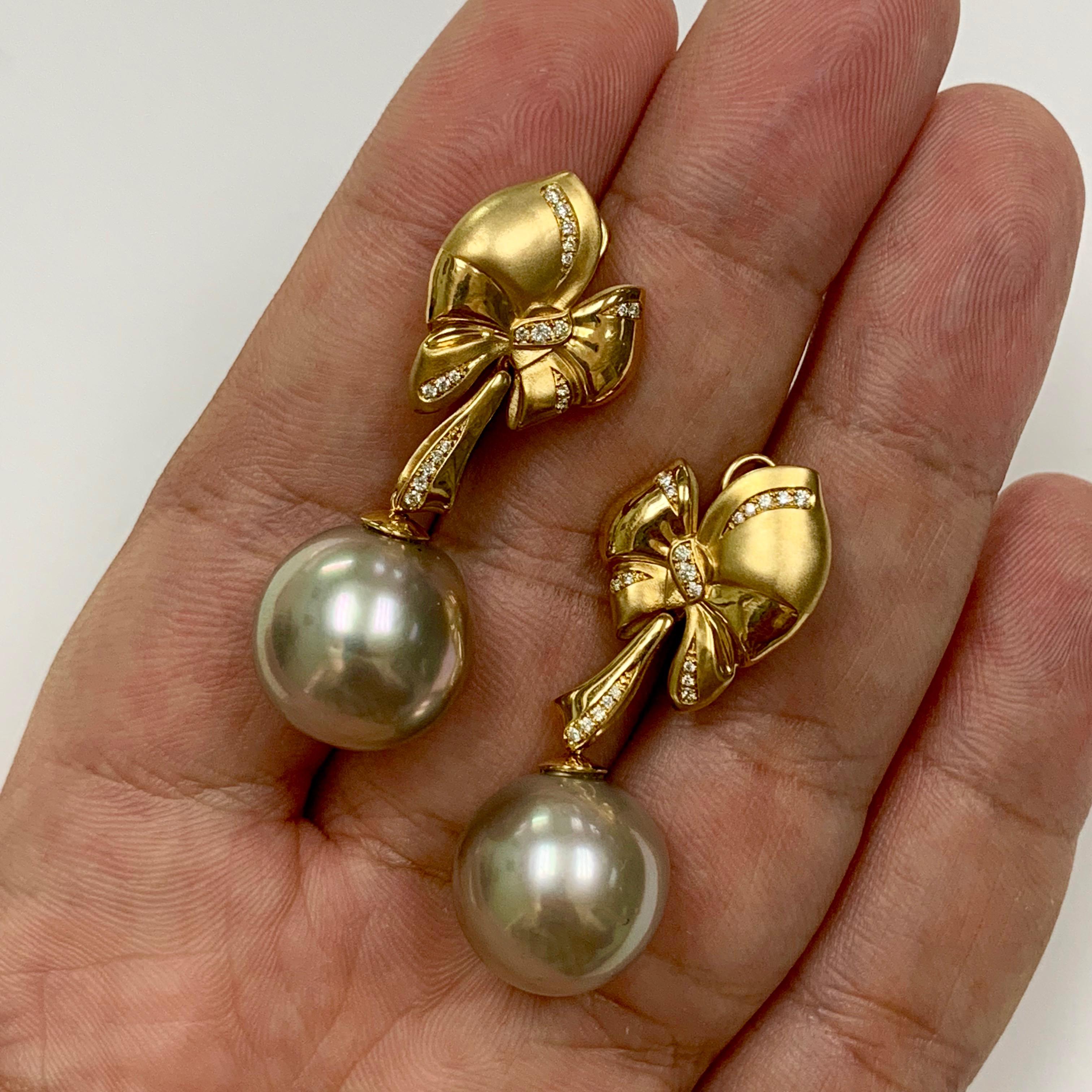 Diamond Mocca Color Tahiti Pearl 18 Karat Yellow Gold Bow Earrings

Very rare combination of color and size of the Pearl. Unusual Mocca Color Tahiti Pearl with impressive size of 16mm each. Do not miss the design of this masterpiece. Lush and