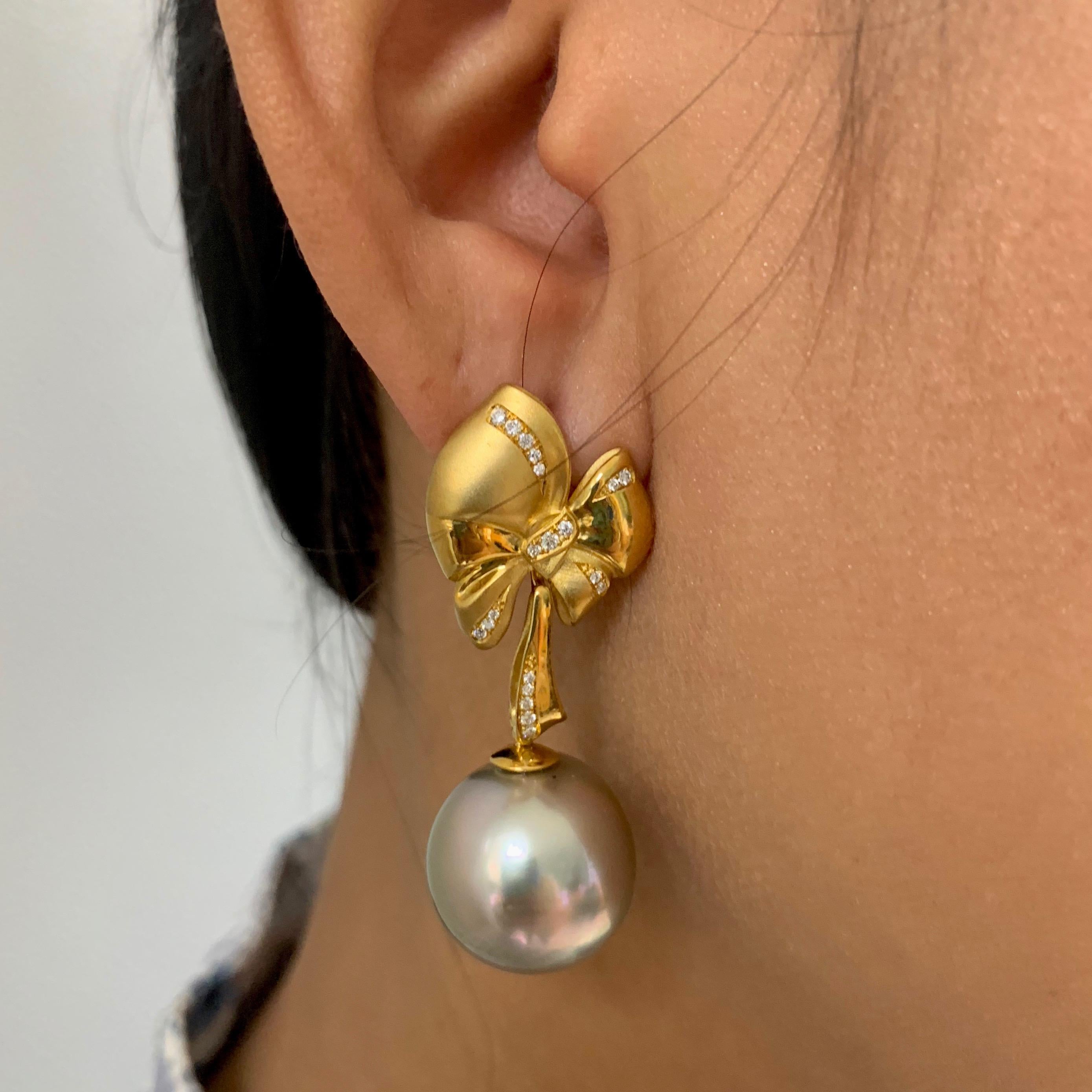 Diamond Mocca Color Tahiti Pearl 18 Karat Yellow Gold Bow Earrings In New Condition In Bangkok, TH