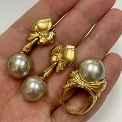 Diamond Mocca Color Tahiti Pearl 18 Karat Yellow Gold Bow Suite