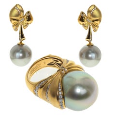 Diamond Mocca Color Tahiti Pearl 18 Karat Yellow Gold Bow Suite