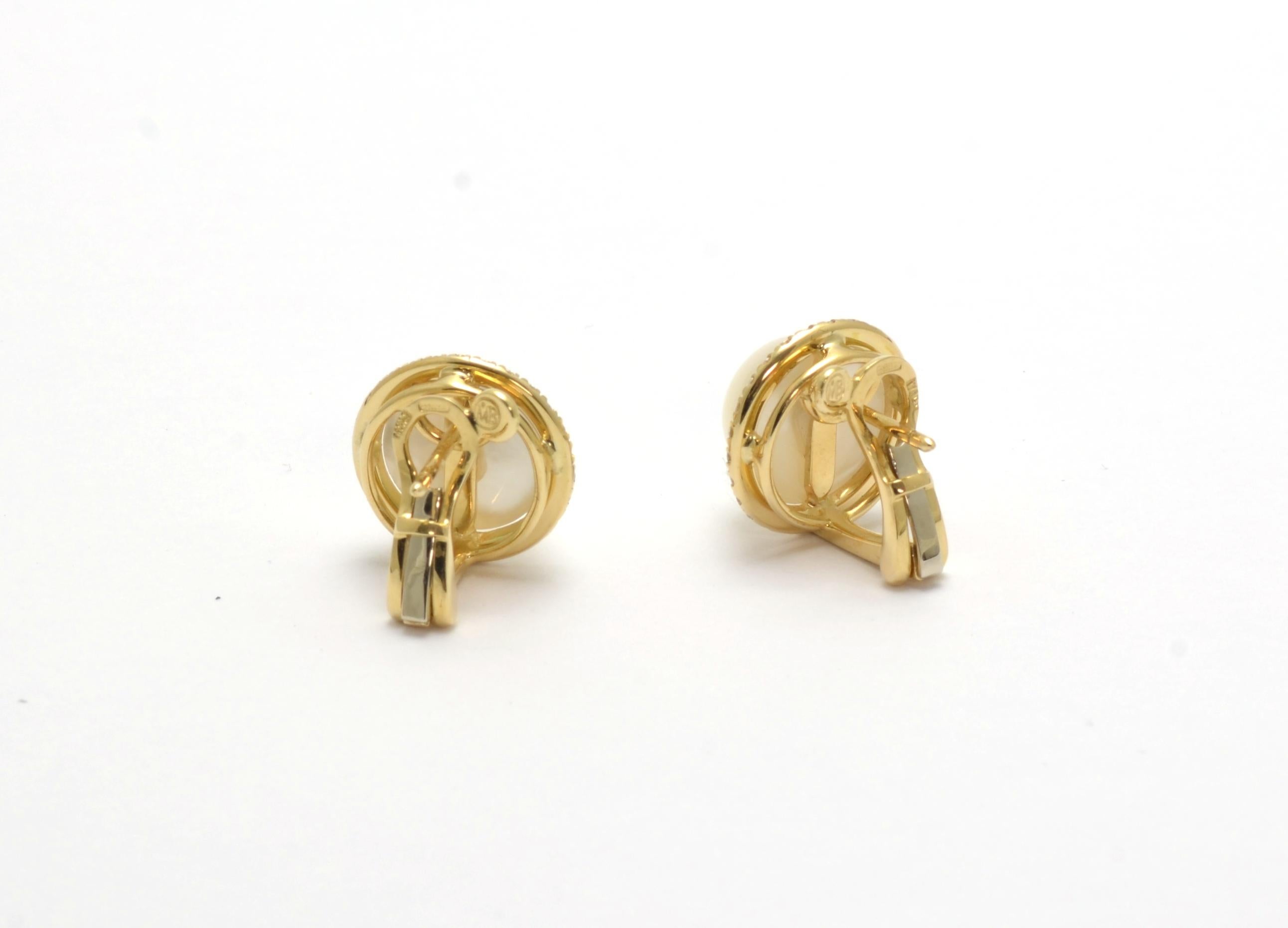 Taille ronde Boucles d'oreilles Clips en or jaune 18 KT avec nacre et diamants en vente
