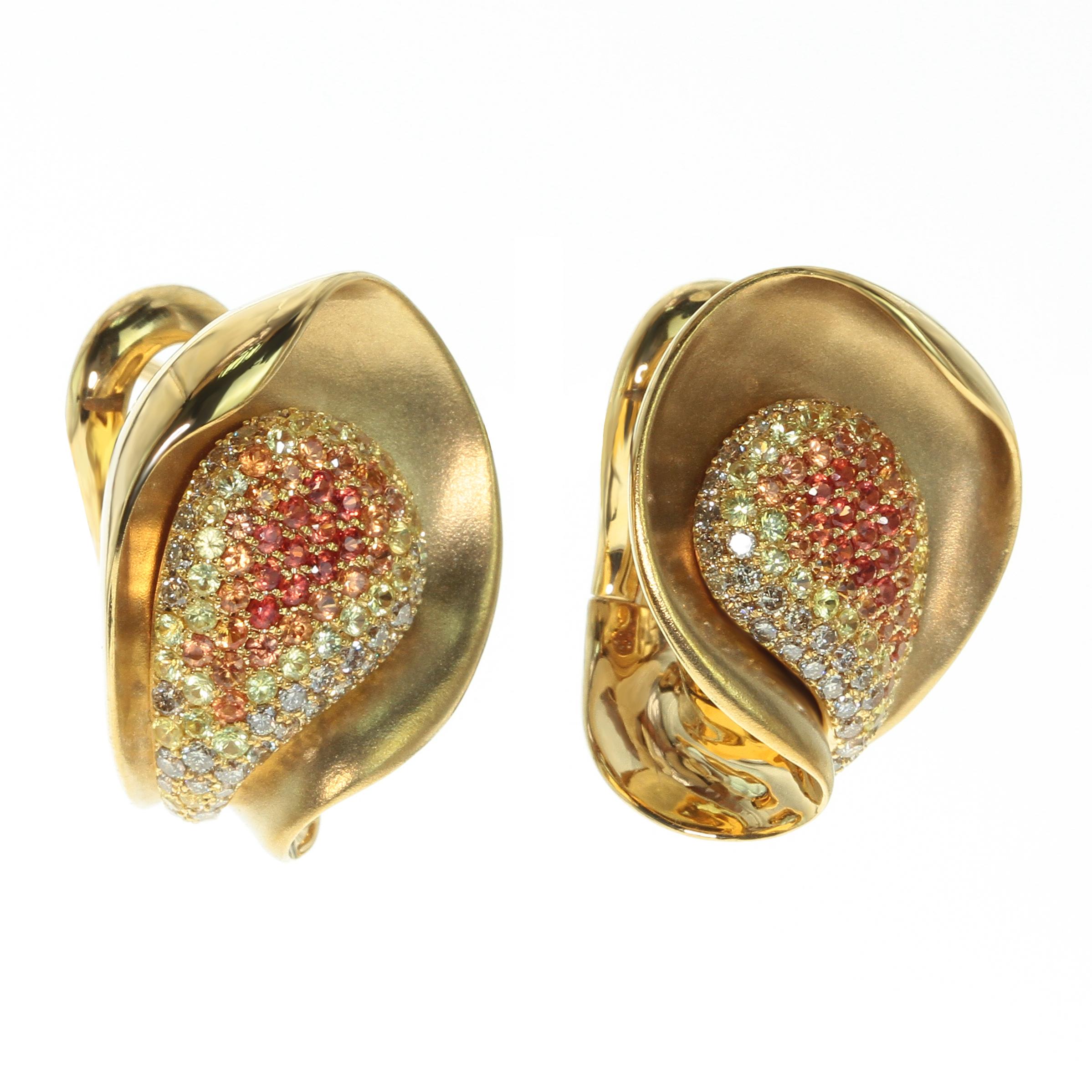 Diamond Multicolor Sapphire 18 Karat Yellow Gold Earring

Have you ever see how the Sunlight plays on Silk? Our designers catch this moment in this Beautiful Earrings. The graduation of Orange, Yellow Sapphires to the Champagne Diamonds gives full