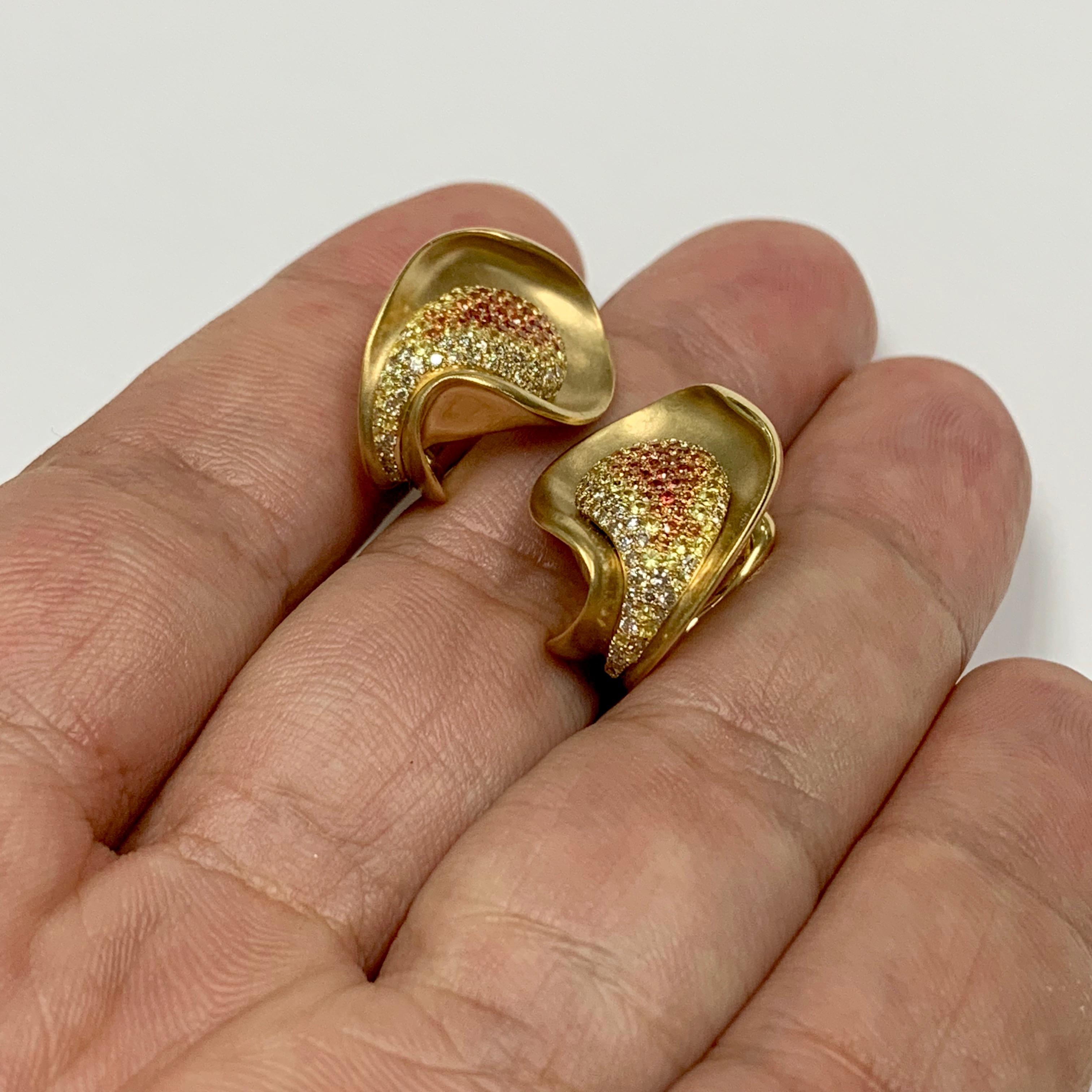 Ohrring mit Diamanten und mehrfarbigem Saphir aus 18 Karat Gelbgold (Rundschliff) im Angebot