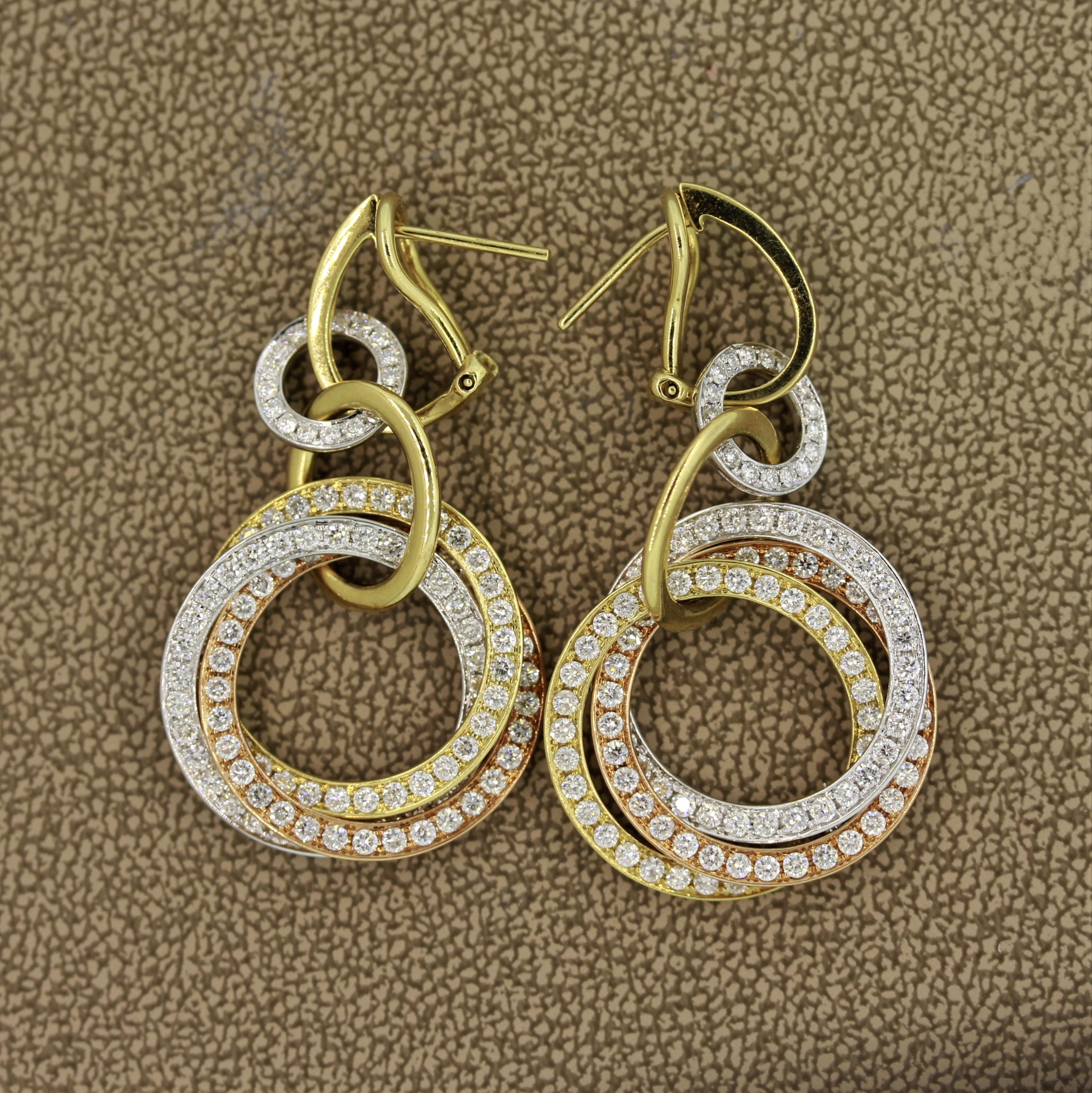 Boucles d'oreilles pendantes en or multi-anneaux avec diamants Neuf - En vente à Beverly Hills, CA