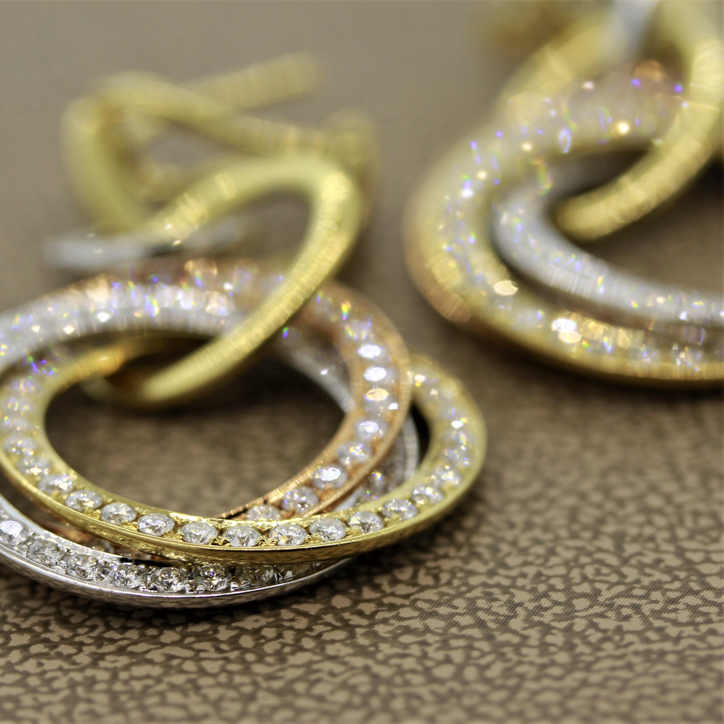 Boucles d'oreilles pendantes en or multi-anneaux avec diamants en vente 2