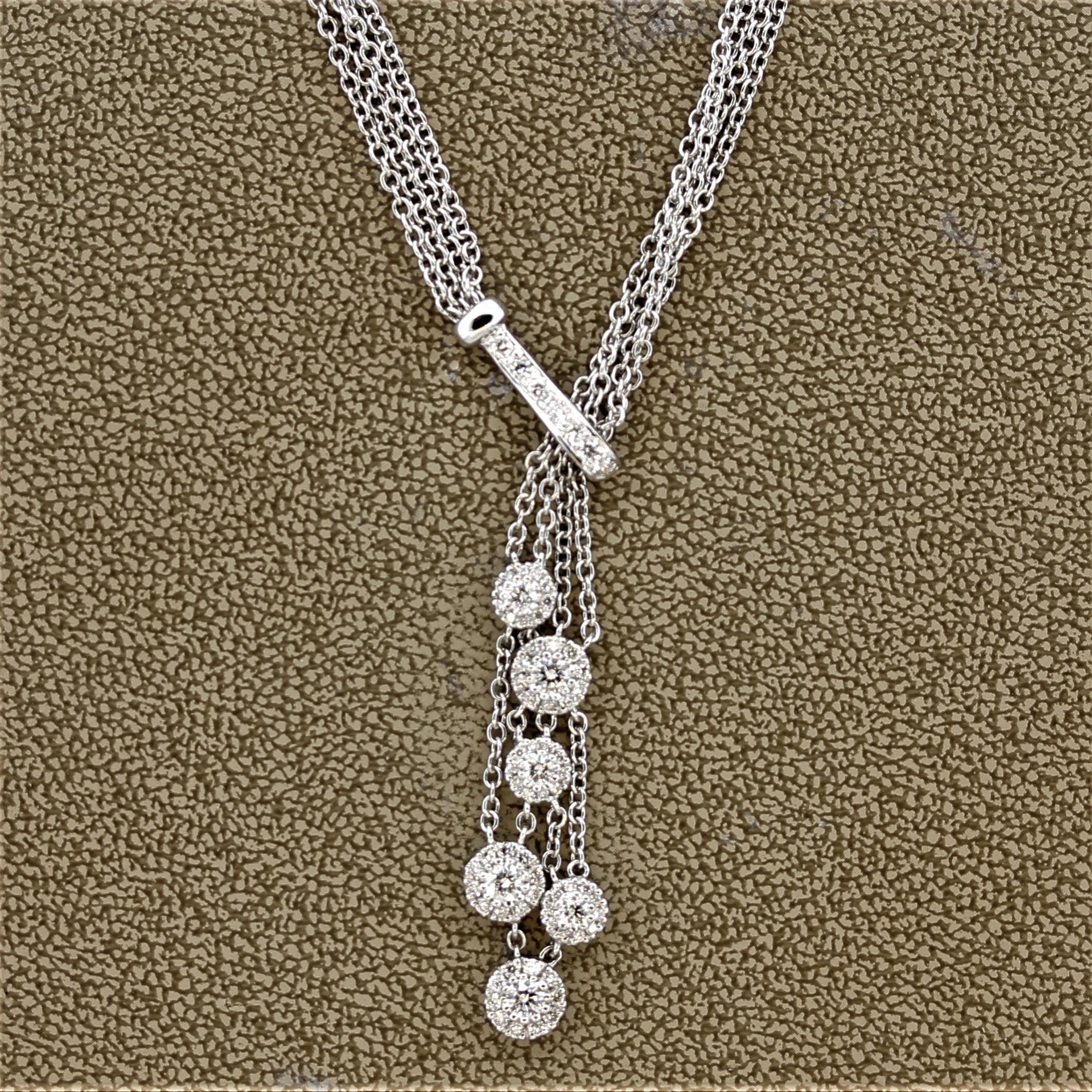 Eine elegante und schicke Halskette aus 18 Karat Weißgold. Er ist mit 1,05 Karat runden Diamanten im Brillantschliff besetzt, die in einem floralen Muster gefasst sind und die Goldverzierung betonen. Die 4-reihige Halskette verleiht jedem Outfit das