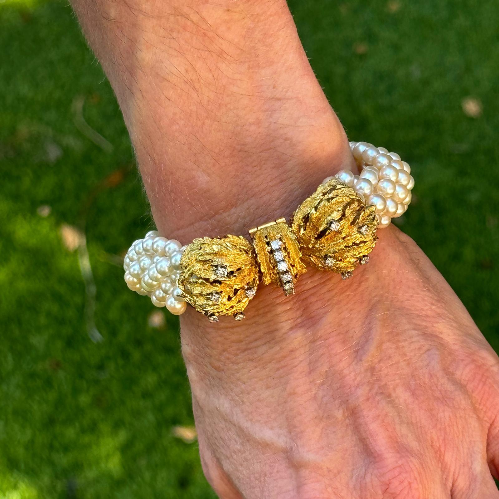 Dieses luxuriöse, mehrreihige Perlenarmband strahlt Raffinesse und Eleganz aus. Es besteht aus mehreren Strängen glänzender Perlen, die mit einer atemberaubenden Schließe aus 18 Karat Gelbgold verschlossen werden, die mit 17 runden Diamanten im