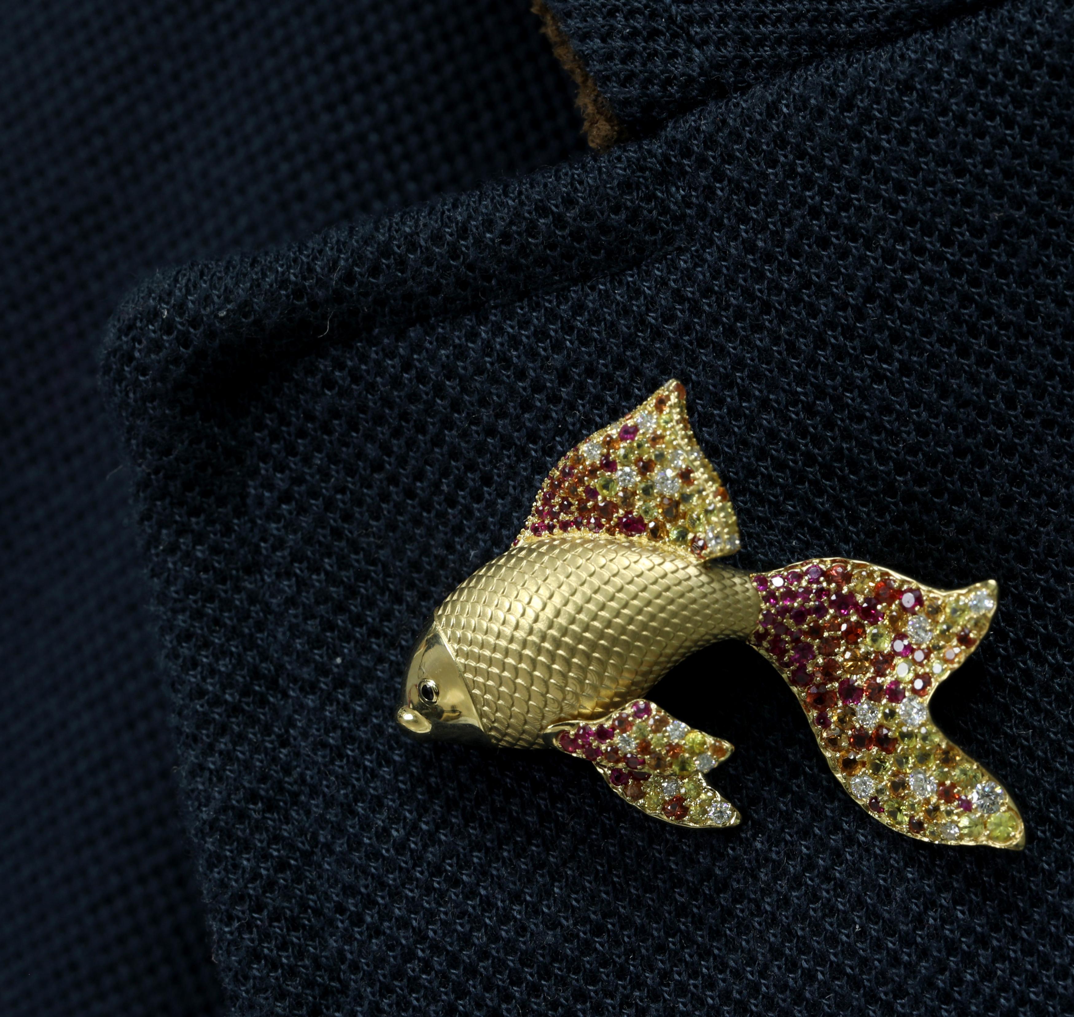 Goldene Fischbrosche mit Diamanten und mehrfarbigem Saphir aus 18 Karat Gelbgold (Zeitgenössisch) im Angebot