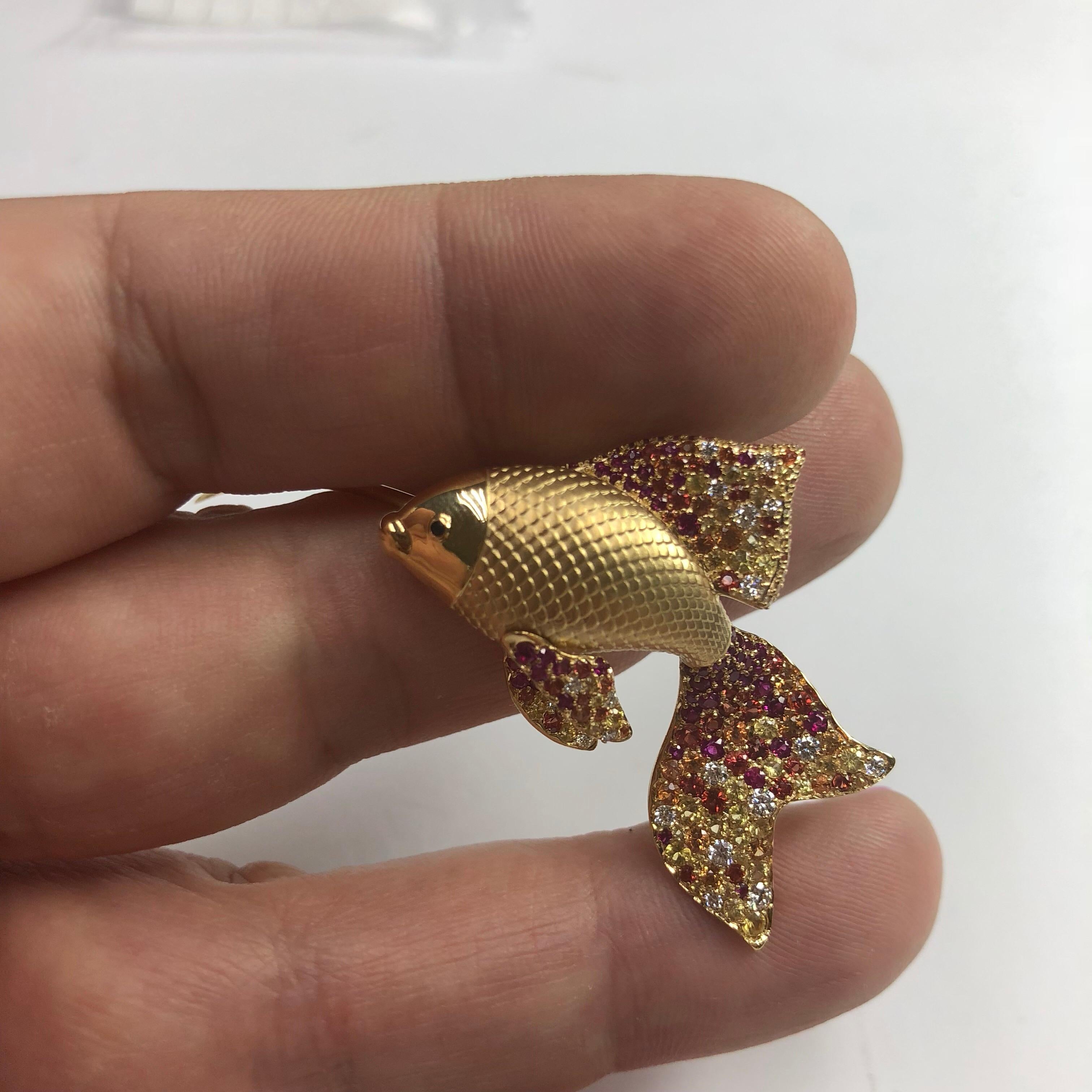 Goldene Fischbrosche mit Diamanten und mehrfarbigem Saphir aus 18 Karat Gelbgold (Rundschliff) im Angebot