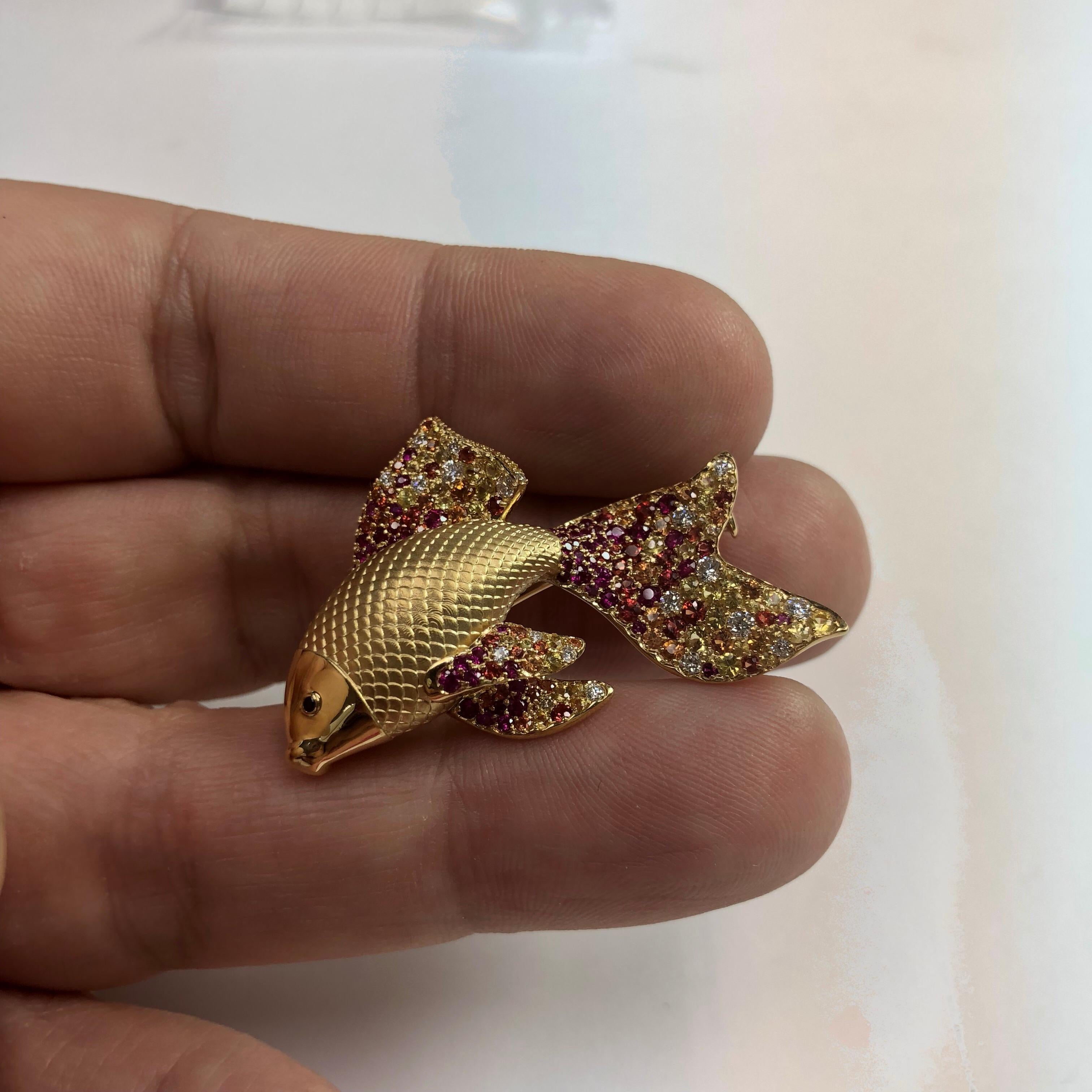 Diamond Multicolored Sapphire 18 Karat Yellow Gold Golden Fish Brooch In New Condition For Sale In Bangkok, TH