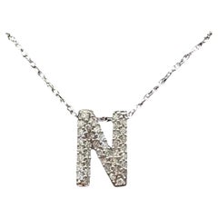 Halskette mit Diamant und Initial „N“ aus 10-Karat-Weißgold, 0,15 Karat Gesamtgewicht, GH, VS, SI, &New