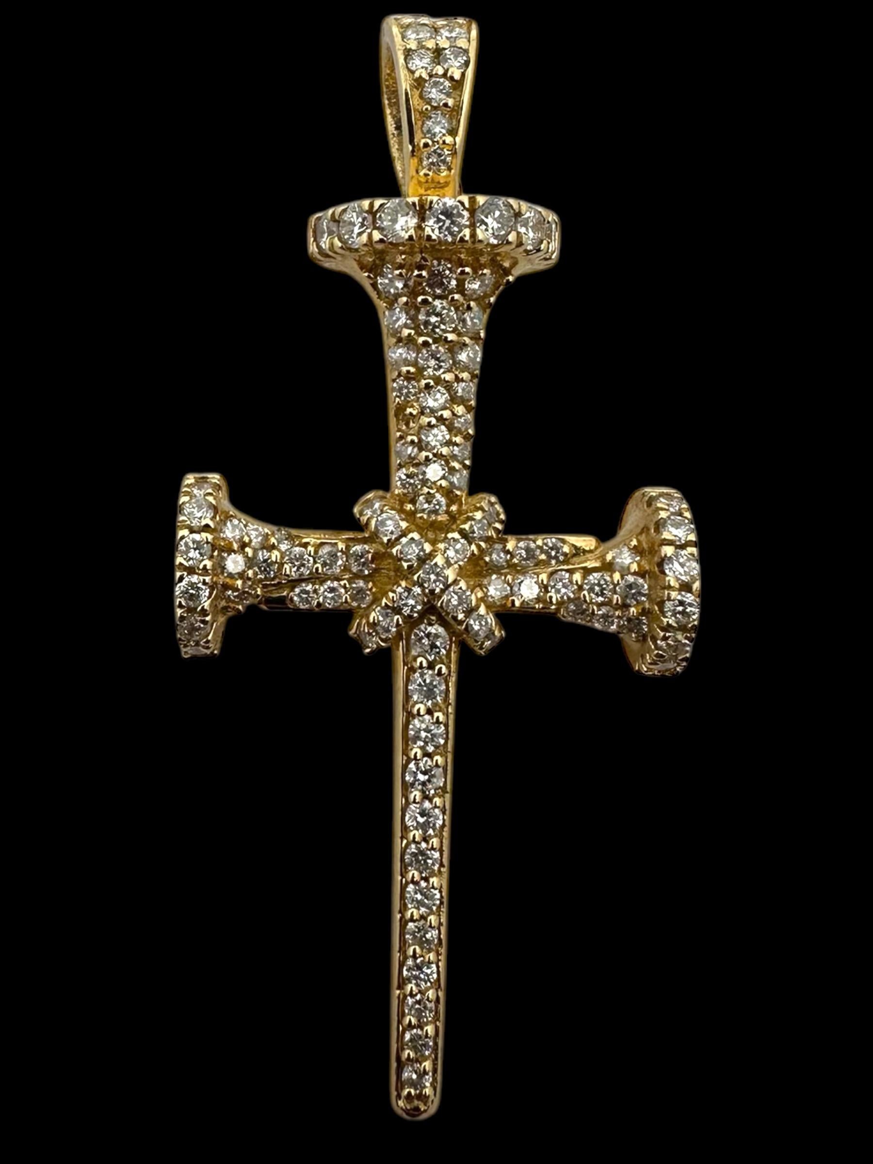 Pendentif croix à clous en or jaune 14 carats avec diamants

Ce pendentif tridimensionnel saisissant est réalisé de manière experte en or jaune 14 carats massif et présente un motif unique de croix à clous qui apporte une touche à la fois audacieuse