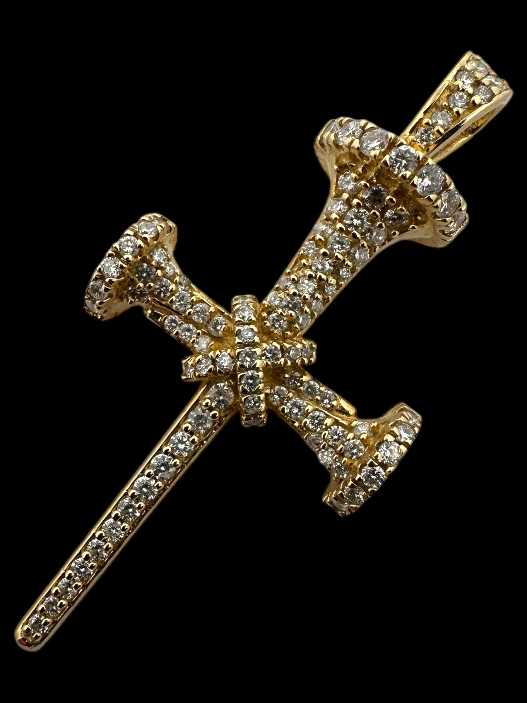 Moderne Croix tridimensionnelle à clous diamantés  Pendentif en or jaune massif 14K en vente