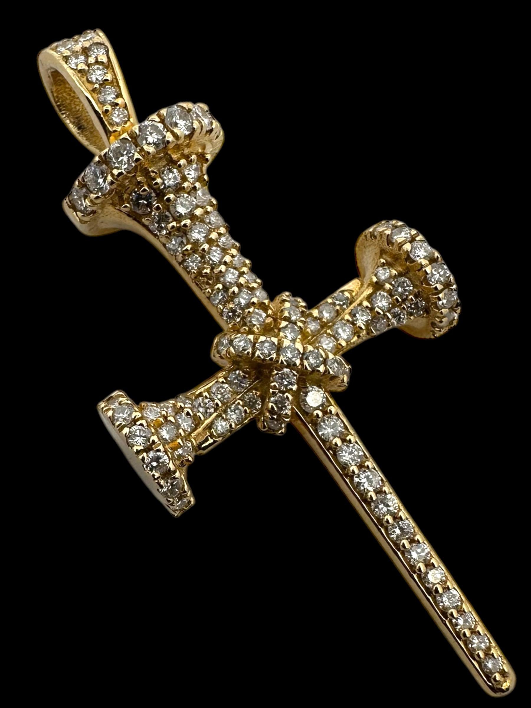Taille brillant Croix tridimensionnelle à clous diamantés  Pendentif en or jaune massif 14K en vente